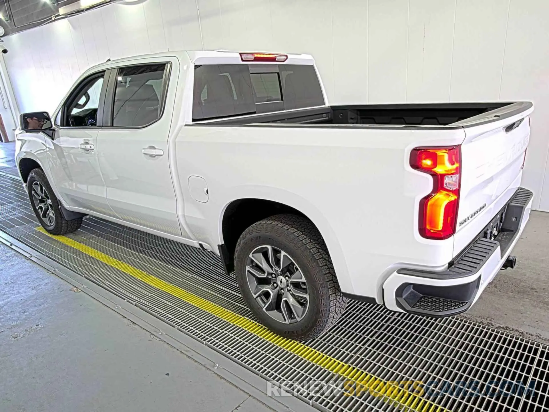 5 Photograph of a damaged car 2GCUDEED2P1153640 CHEVROLET SILVERADO 1500 2023