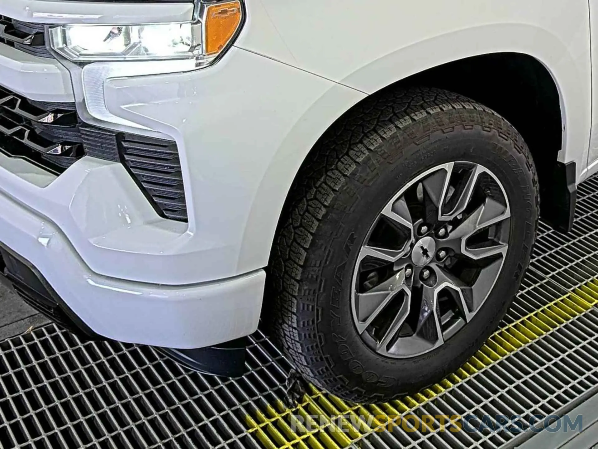 9 Photograph of a damaged car 2GCUDEED2P1153640 CHEVROLET SILVERADO 1500 2023