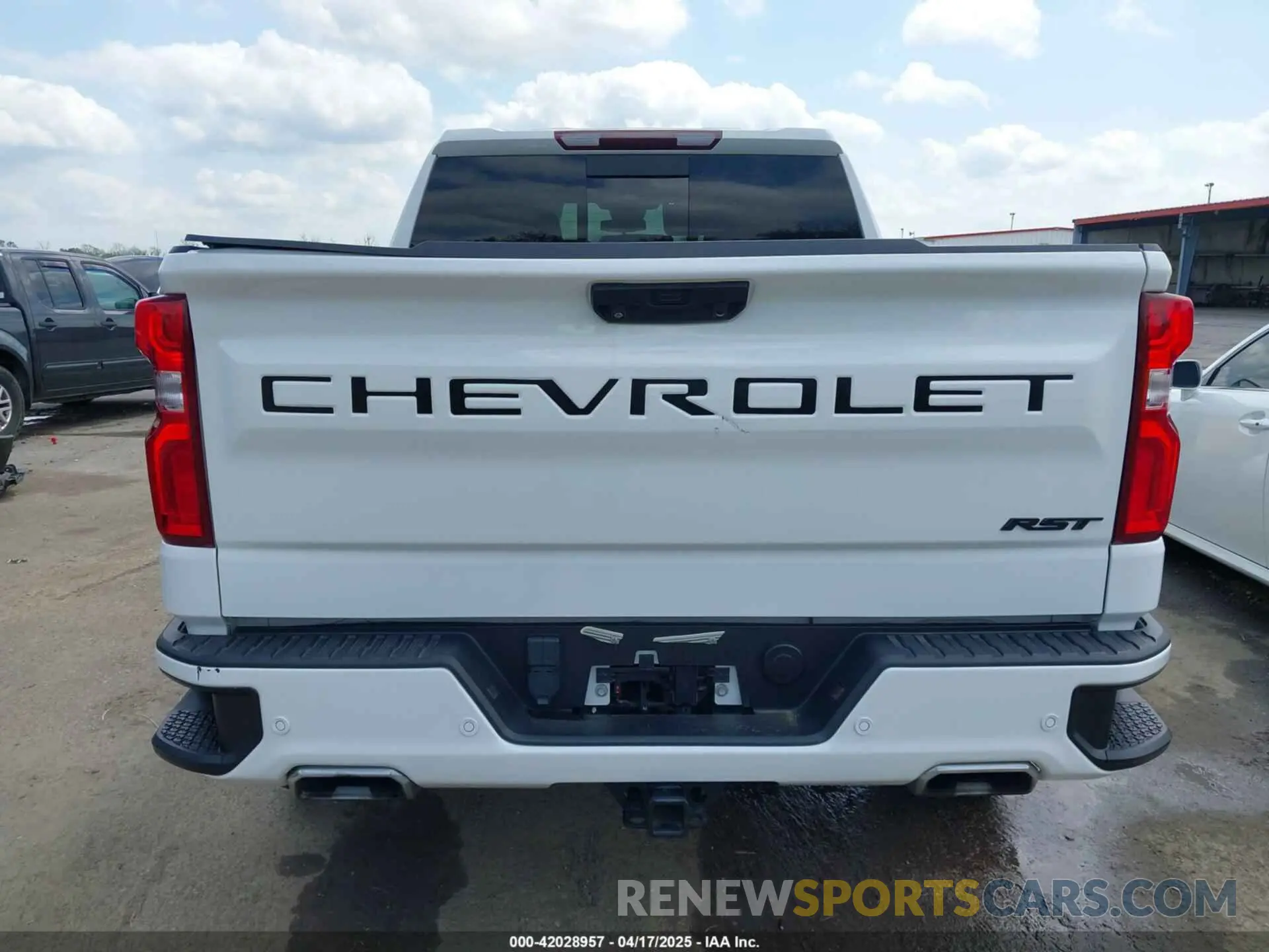 17 Photograph of a damaged car 2GCUDEED6P1124688 CHEVROLET SILVERADO 1500 2023