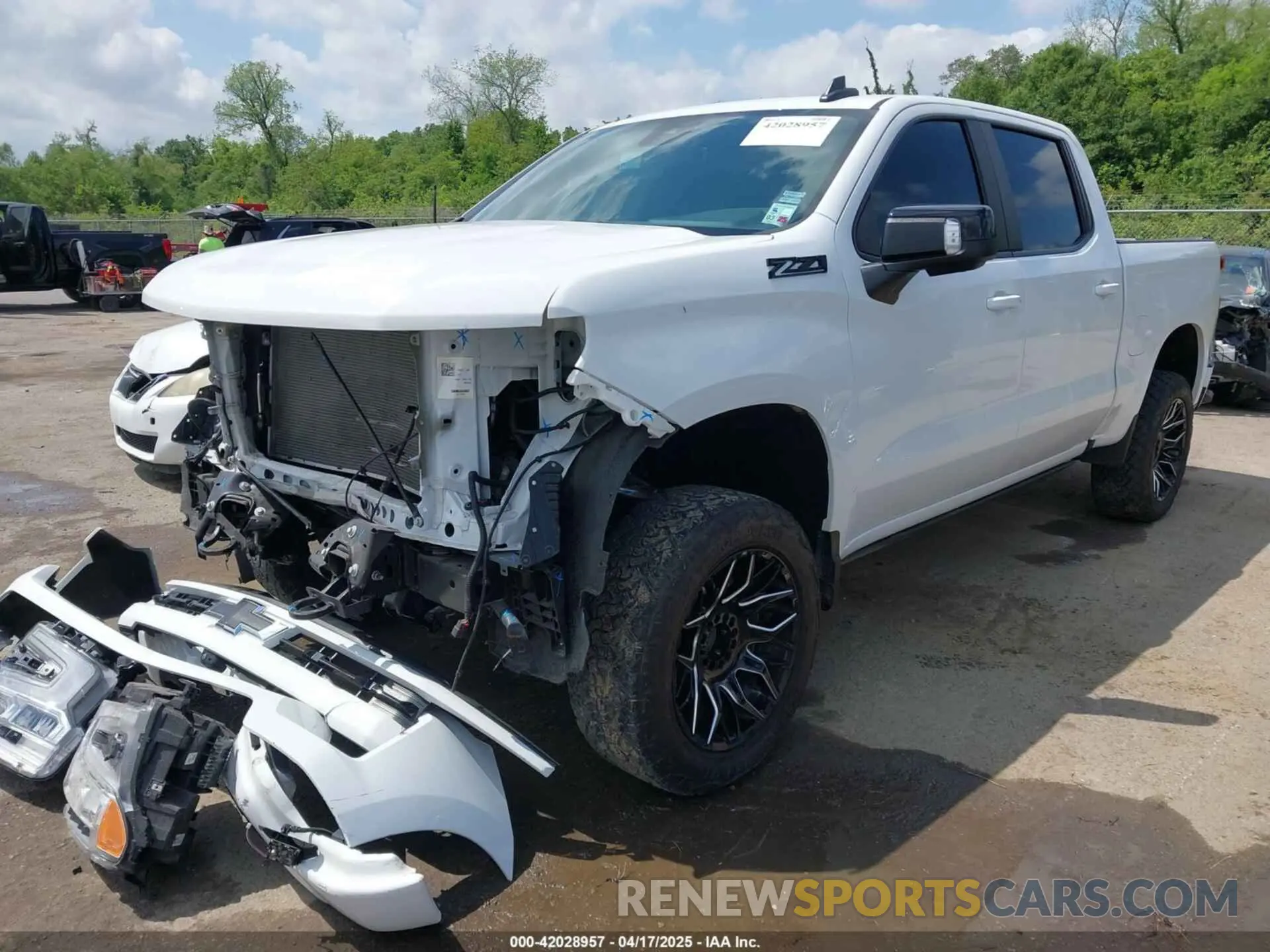2 Photograph of a damaged car 2GCUDEED6P1124688 CHEVROLET SILVERADO 1500 2023