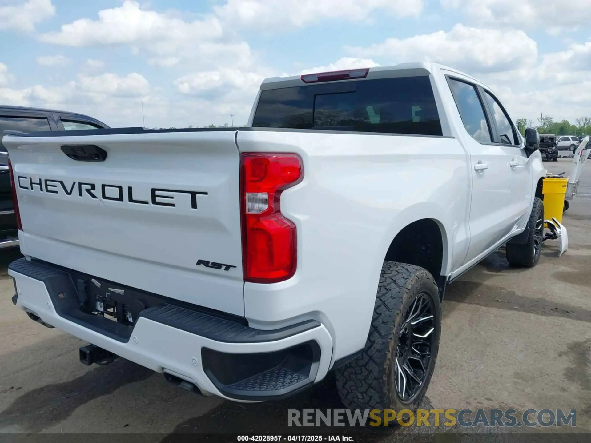4 Photograph of a damaged car 2GCUDEED6P1124688 CHEVROLET SILVERADO 1500 2023