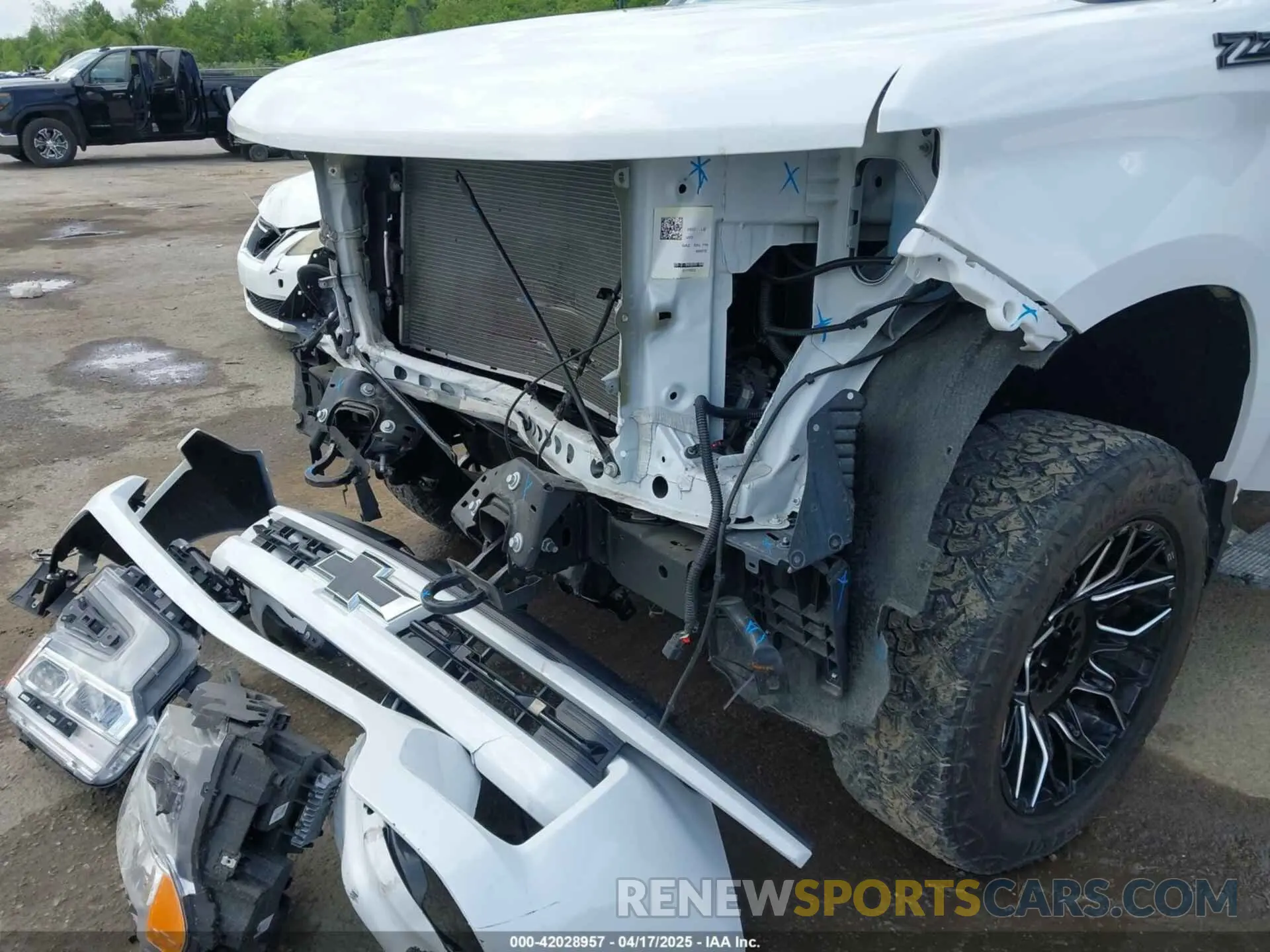 6 Photograph of a damaged car 2GCUDEED6P1124688 CHEVROLET SILVERADO 1500 2023