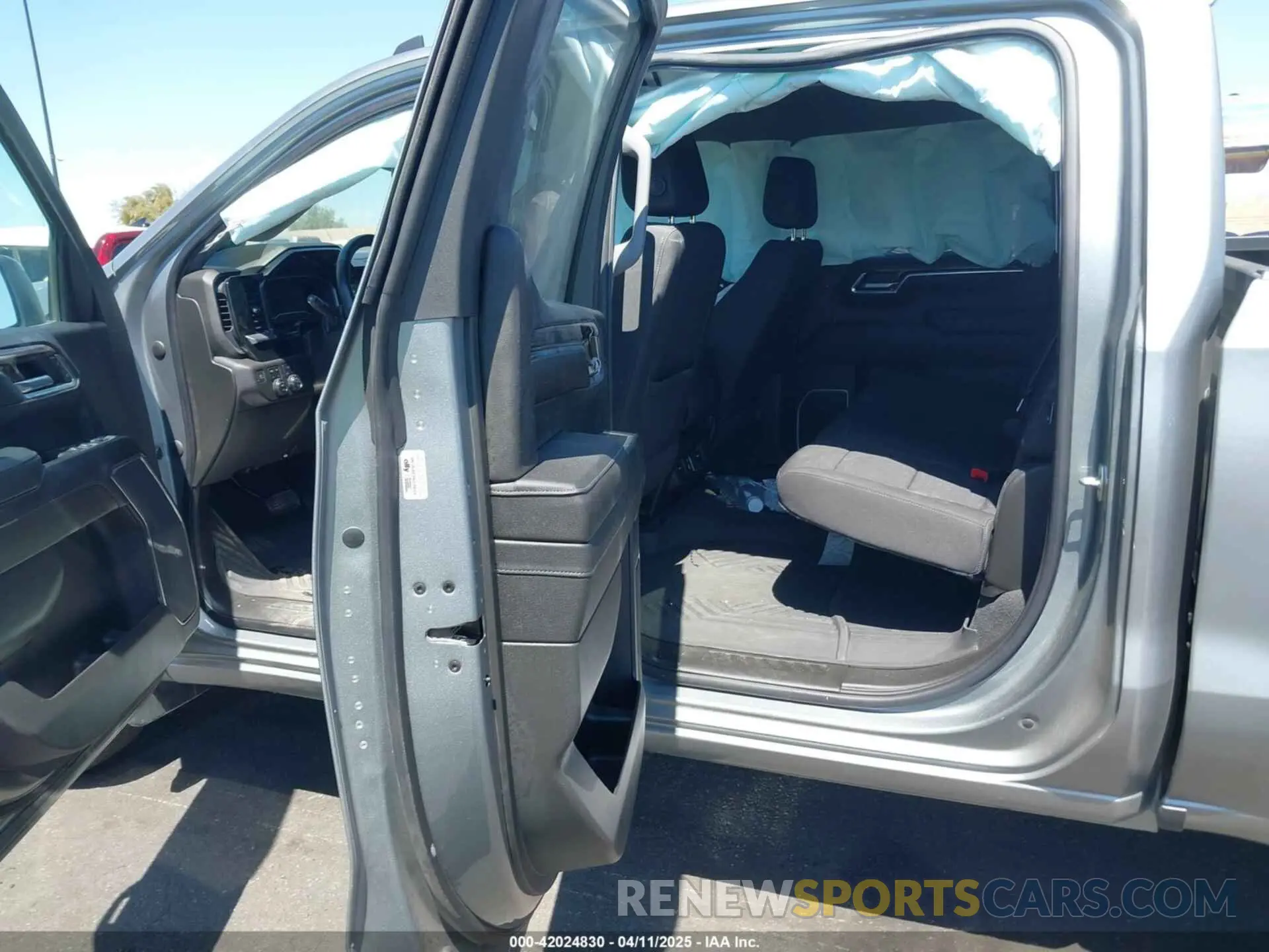 8 Photograph of a damaged car 2GCUDEED8P1136793 CHEVROLET SILVERADO 1500 2023