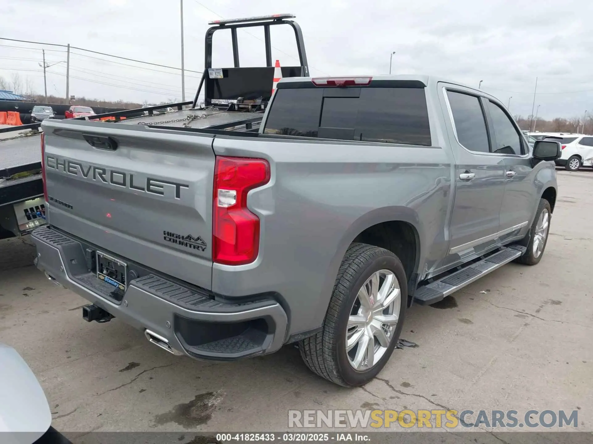 4 Photograph of a damaged car 2GCUDJED4P1138517 CHEVROLET SILVERADO 1500 2023