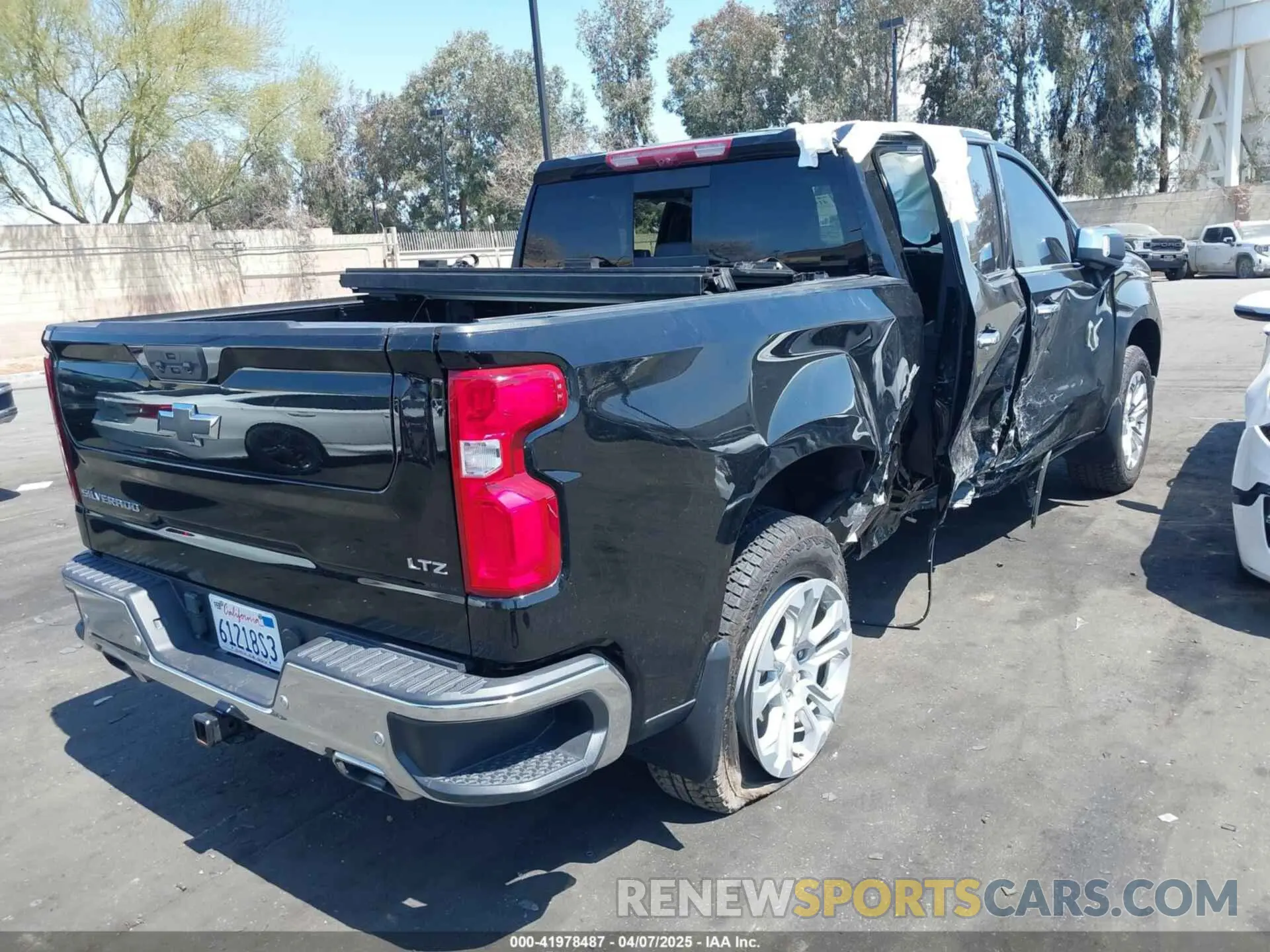 4 Photograph of a damaged car 3GCUDGEL2PG173803 CHEVROLET SILVERADO 1500 2023