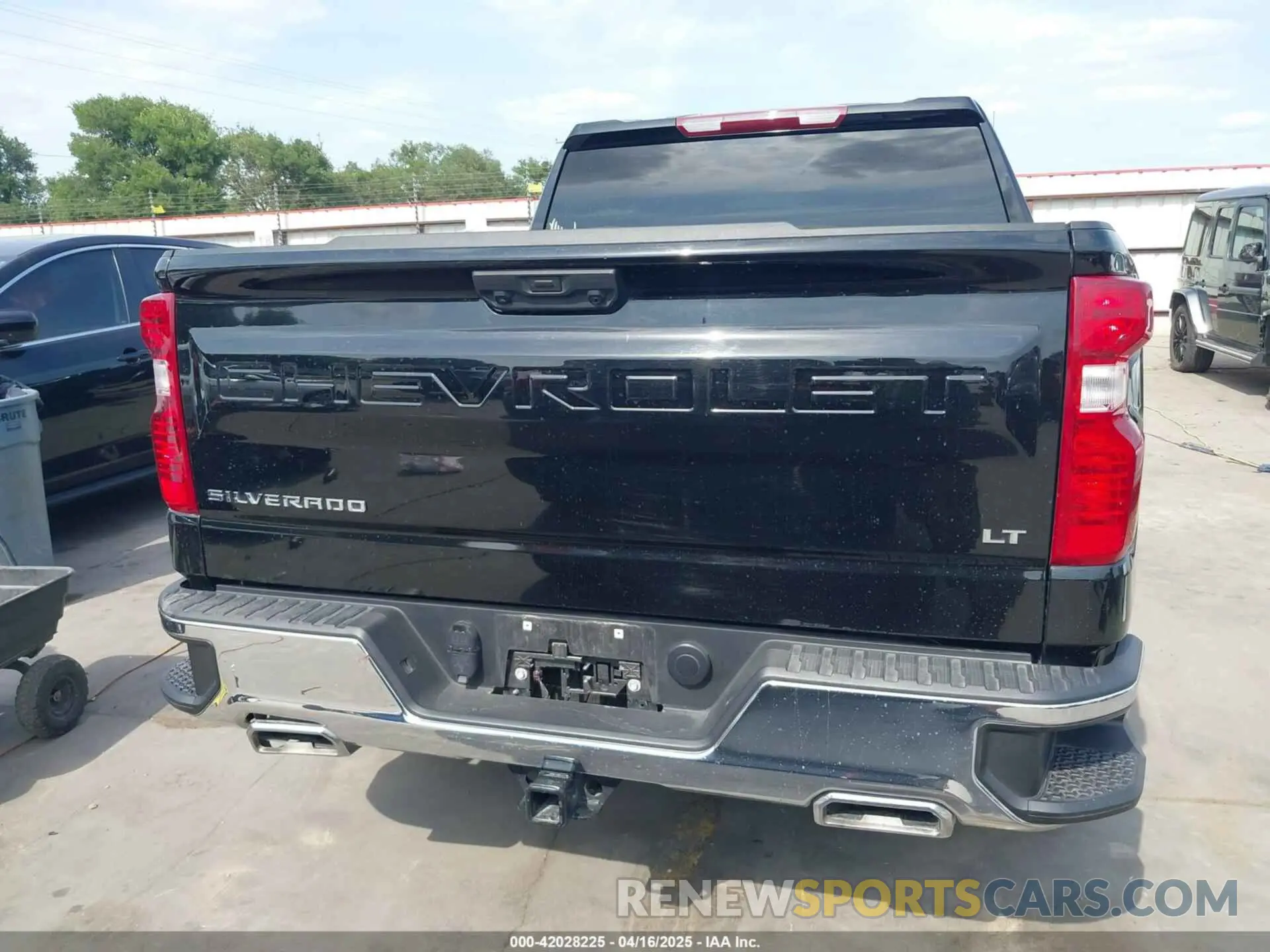 17 Photograph of a damaged car 1GCUDDED8RZ137642 CHEVROLET SILVERADO 1500 2024