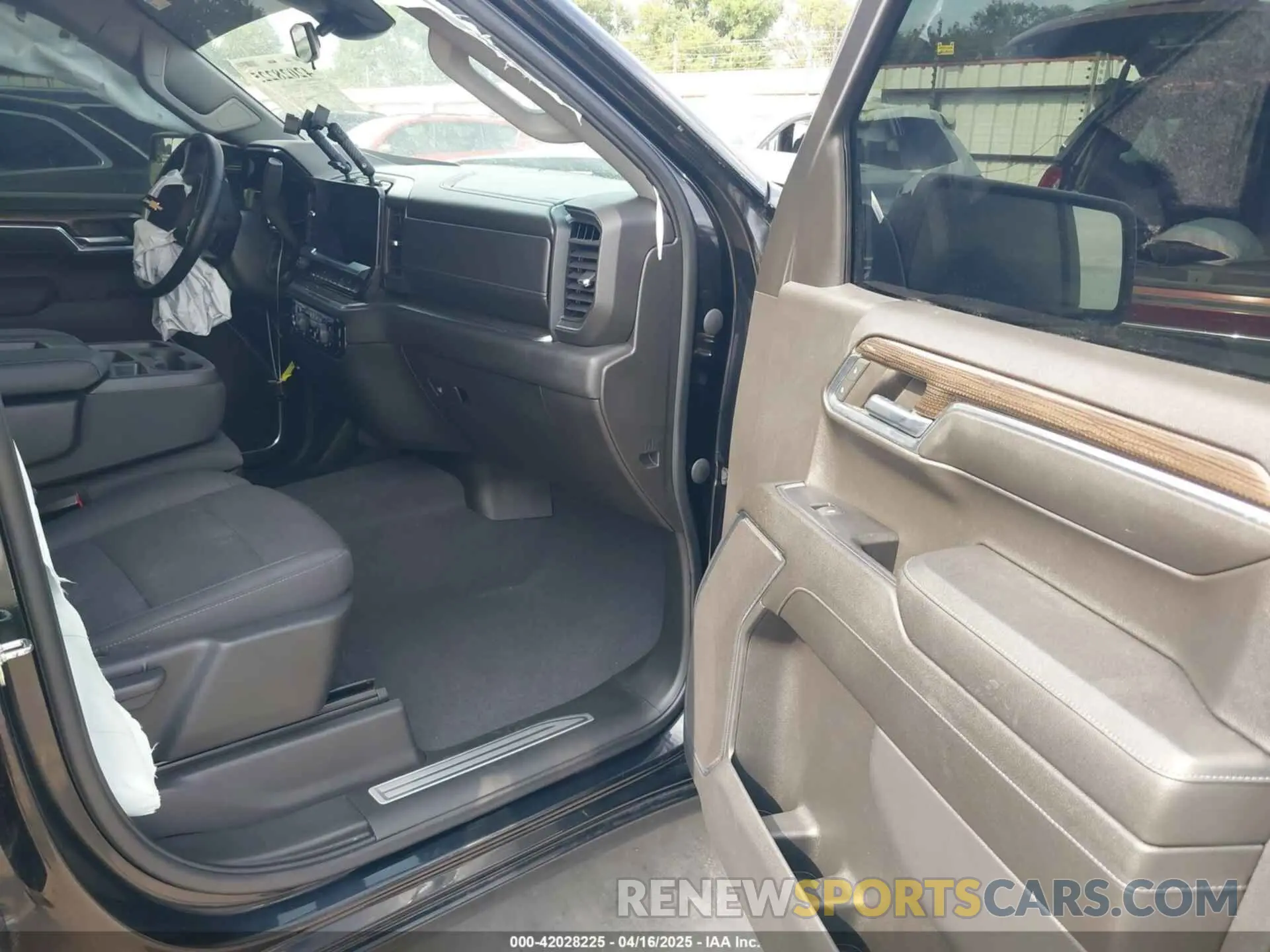 5 Photograph of a damaged car 1GCUDDED8RZ137642 CHEVROLET SILVERADO 1500 2024