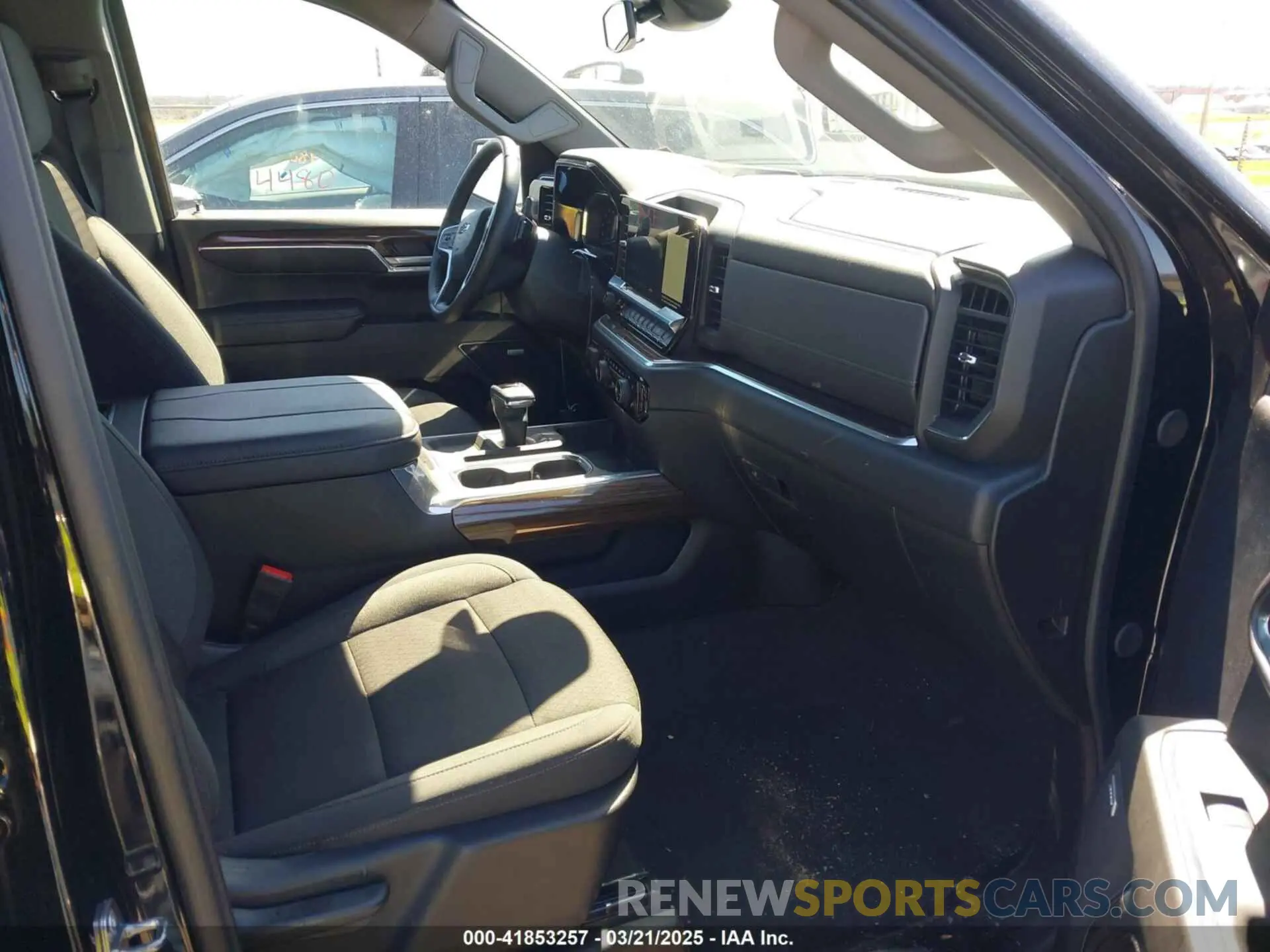 5 Photograph of a damaged car 1GCUDEE82RZ343368 CHEVROLET SILVERADO 1500 2024