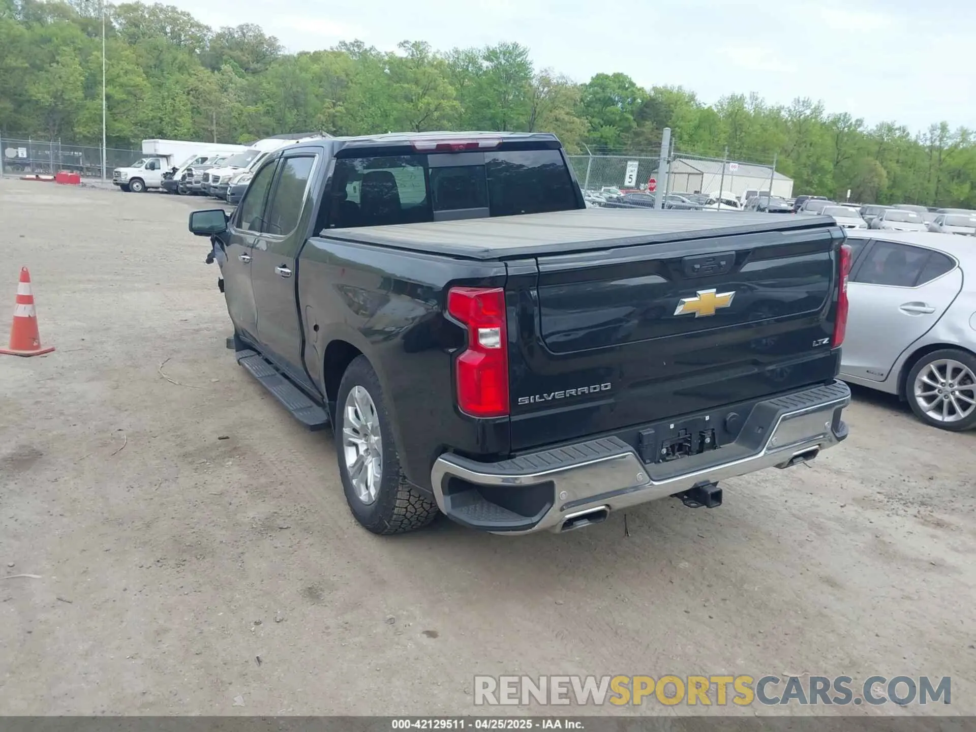 3 Photograph of a damaged car 1GCUDGELXRZ250646 CHEVROLET SILVERADO 1500 2024