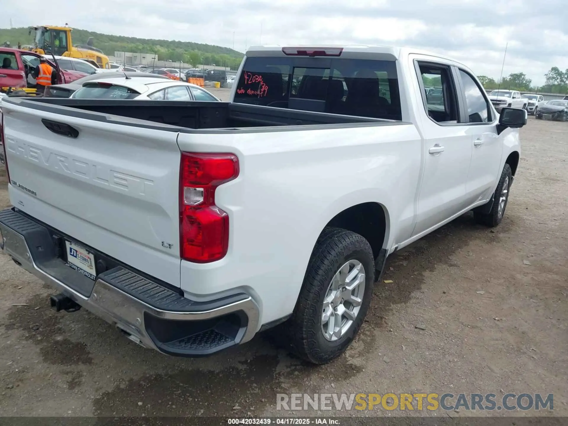 4 Photograph of a damaged car 2GCUDDED3R1209582 CHEVROLET SILVERADO 1500 2024