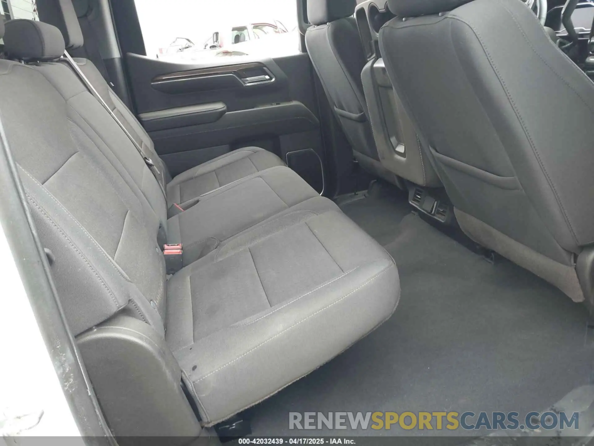 8 Photograph of a damaged car 2GCUDDED3R1209582 CHEVROLET SILVERADO 1500 2024