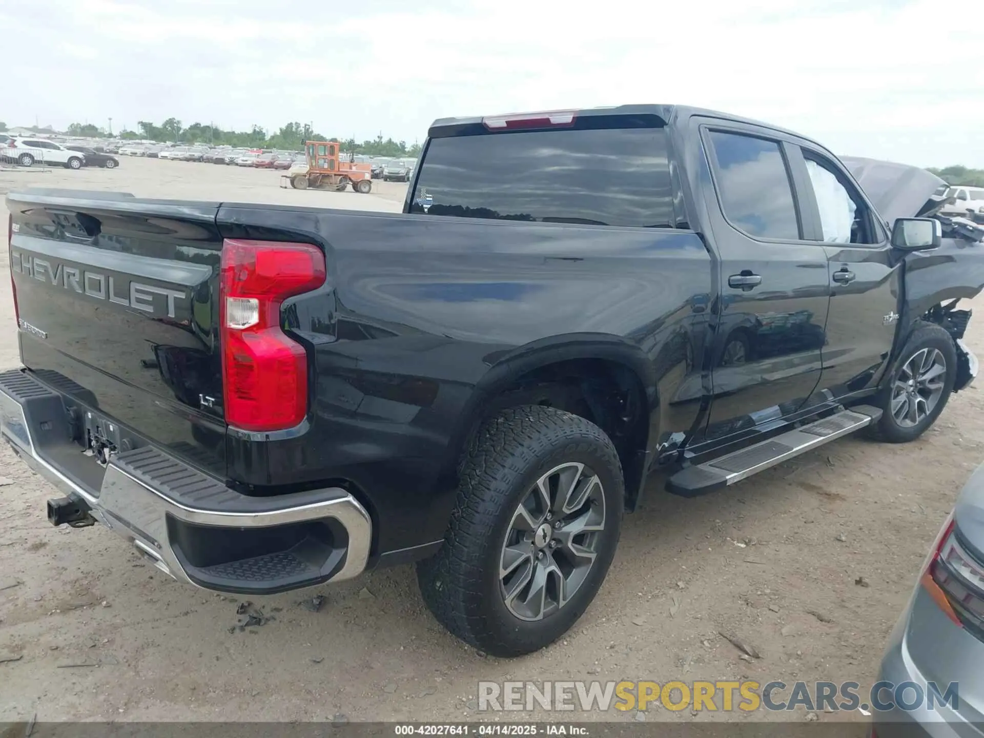 4 Photograph of a damaged car 2GCUDDED4R1217478 CHEVROLET SILVERADO 1500 2024