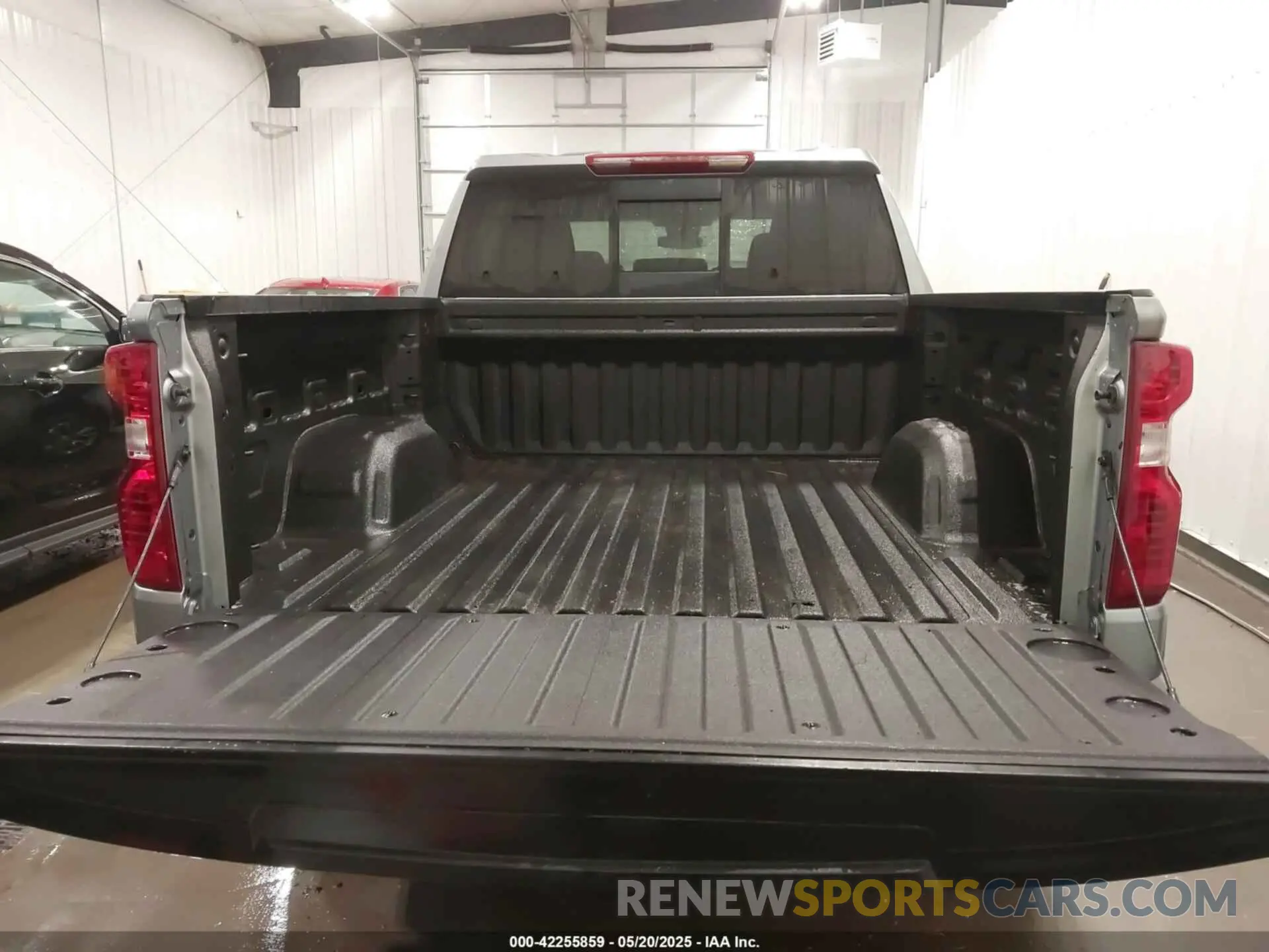 17 Photograph of a damaged car 2GCUDDED8R1217614 CHEVROLET SILVERADO 1500 2024
