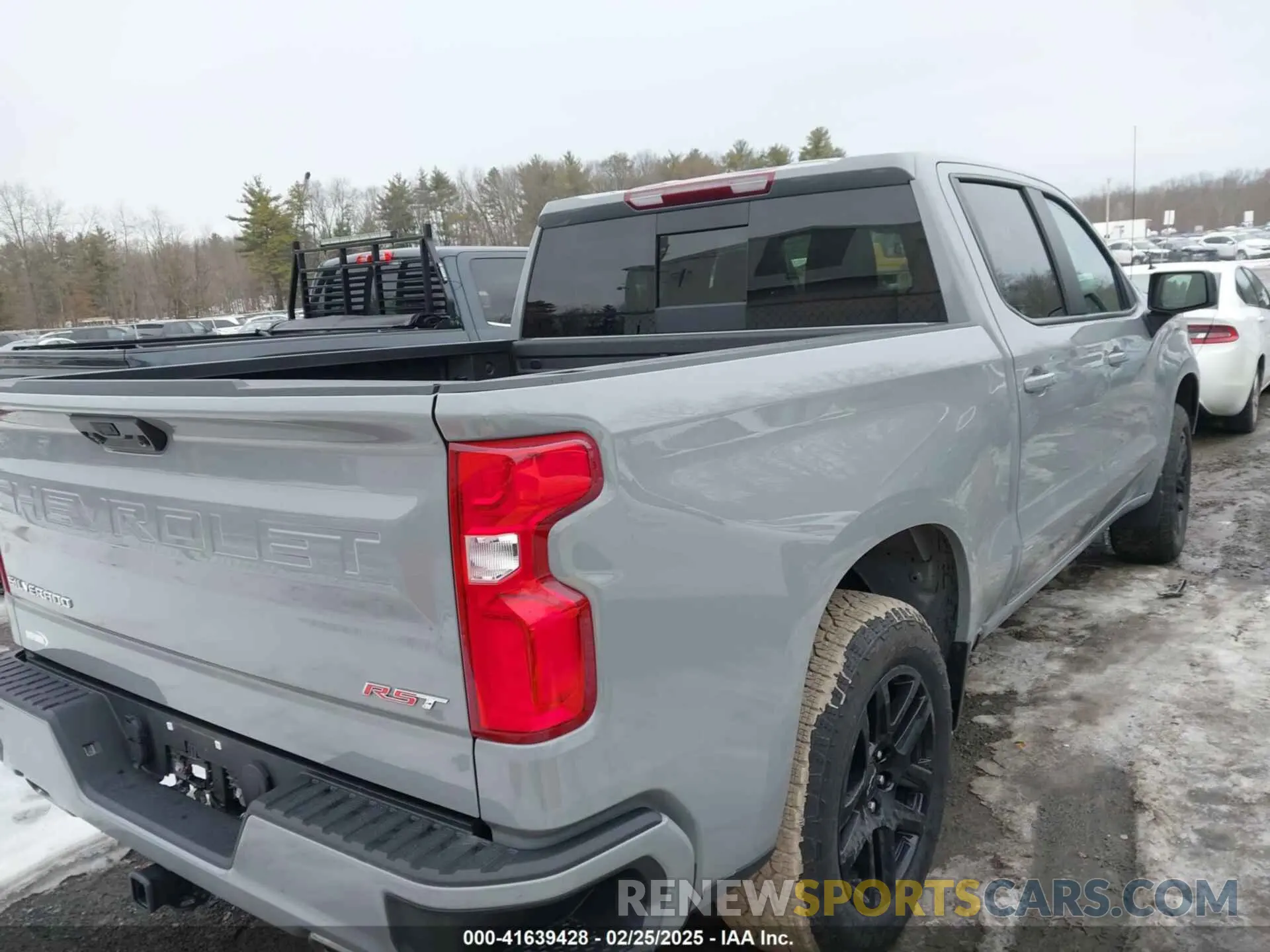 4 Photograph of a damaged car 2GCUDEED0R1270233 CHEVROLET SILVERADO 1500 2024