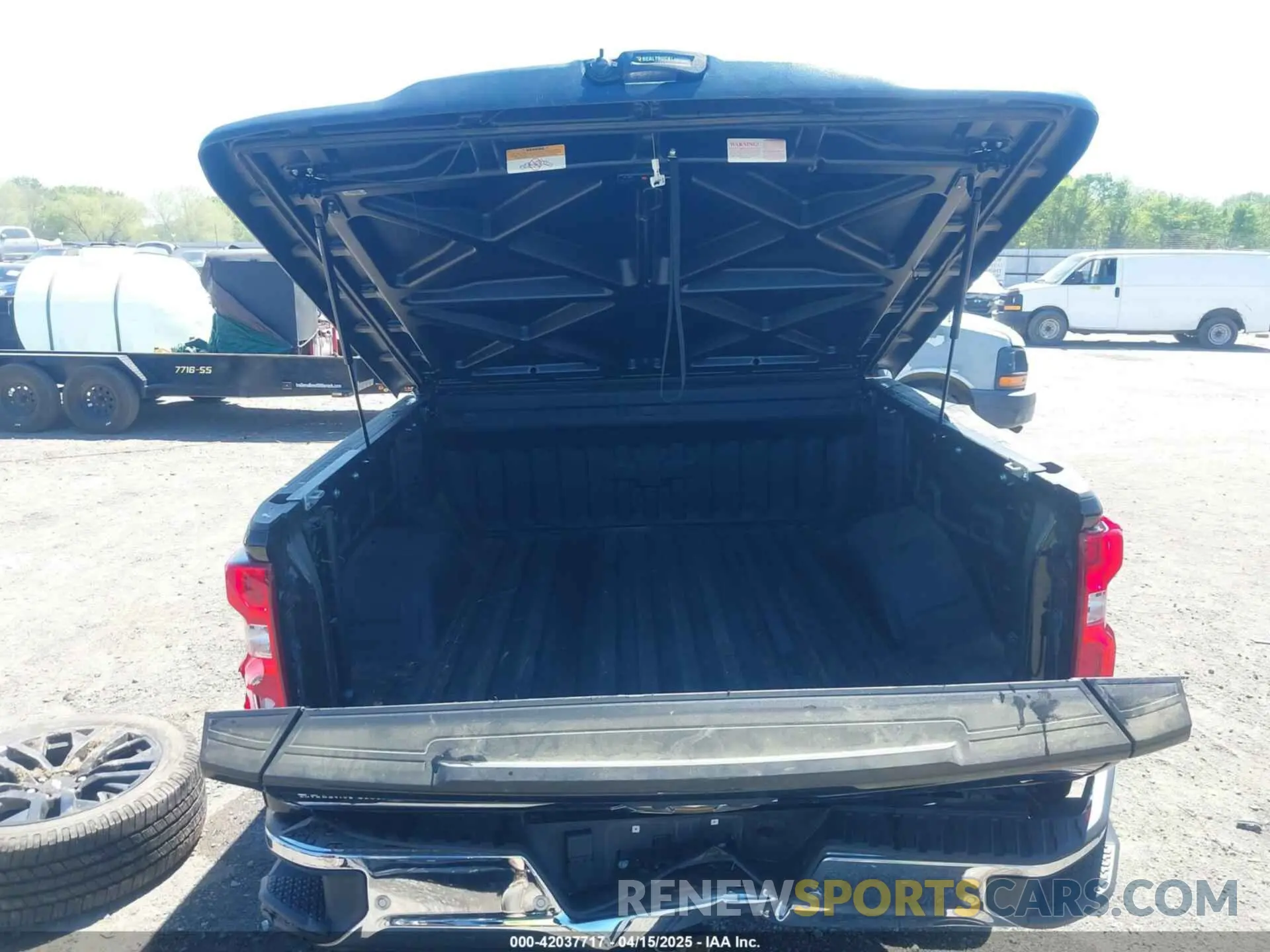 18 Photograph of a damaged car 2GCUDGED7R1152966 CHEVROLET SILVERADO 1500 2024