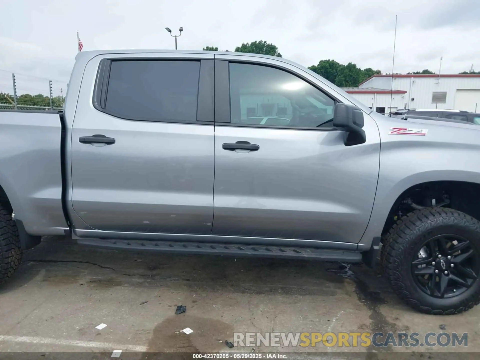 14 Photograph of a damaged car 3GCUKCED0SG208192 CHEVROLET SILVERADO 1500 2025