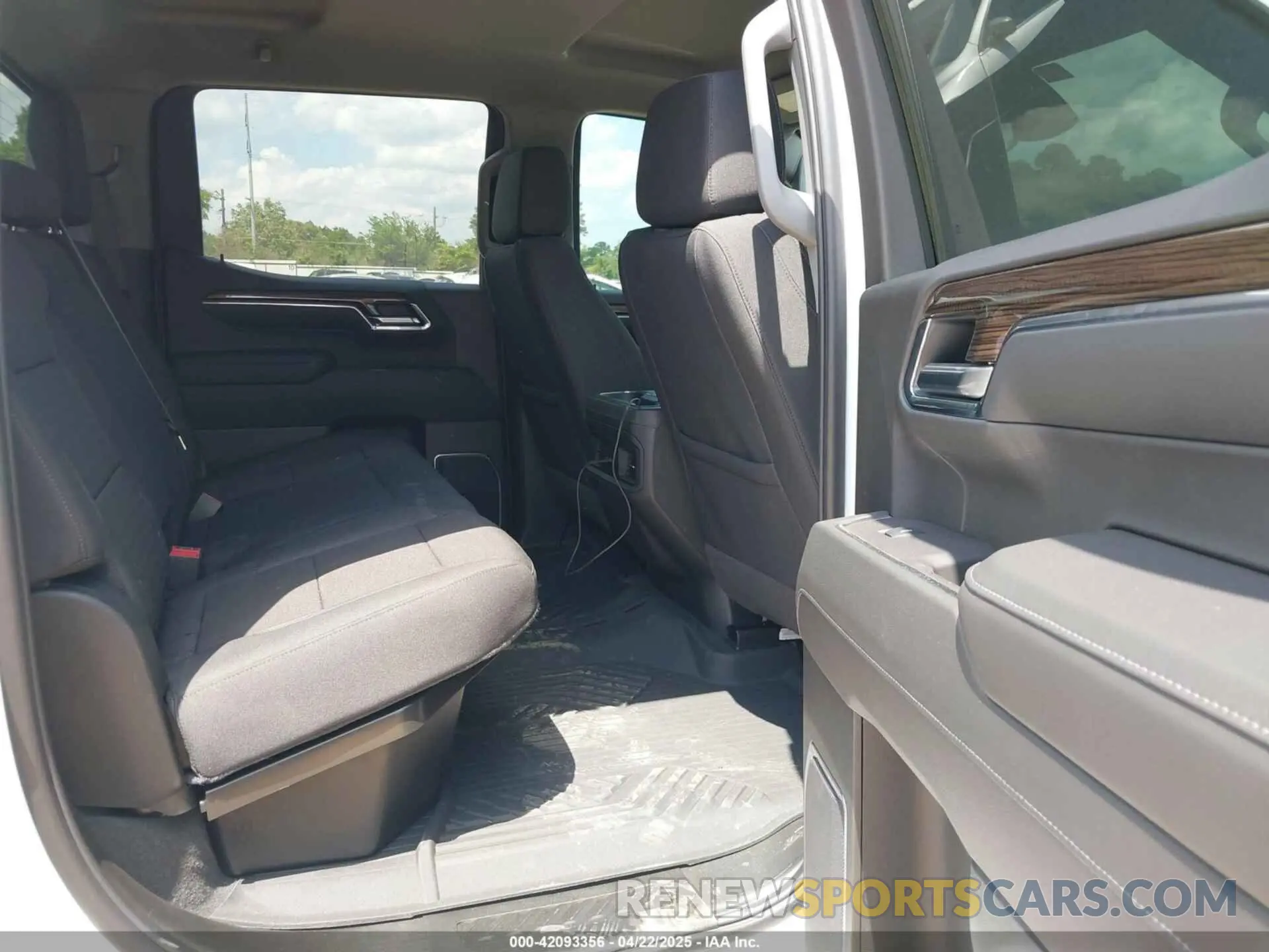 8 Photograph of a damaged car 3GCUKDE82SG115781 CHEVROLET SILVERADO 1500 2025