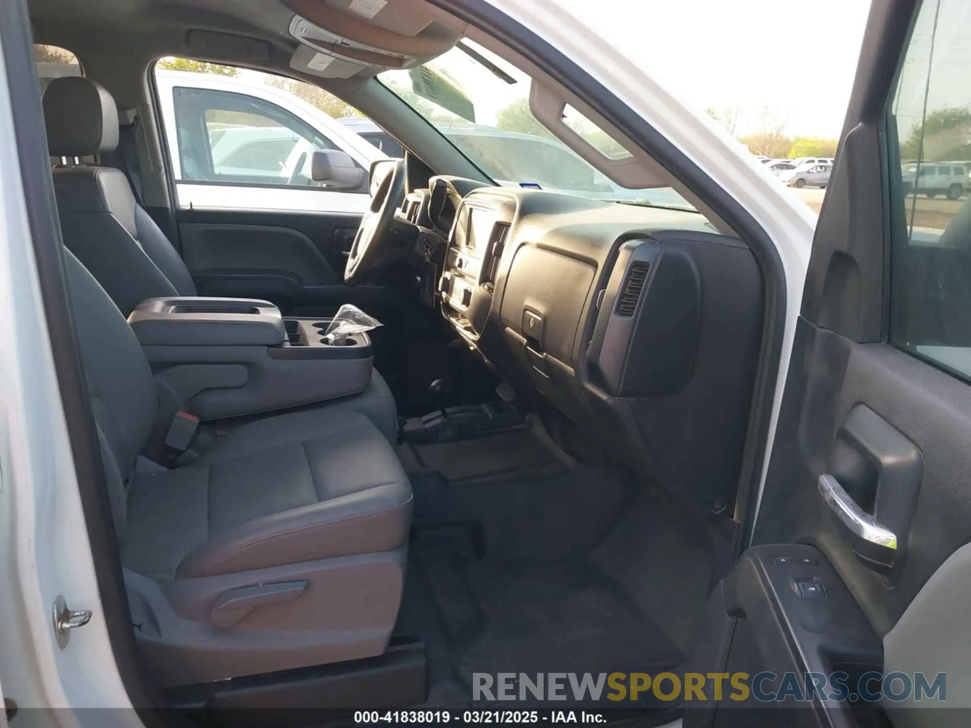 5 Photograph of a damaged car 2GCVKNEC1K1160587 CHEVROLET SILVERADO 1500 LD 2019