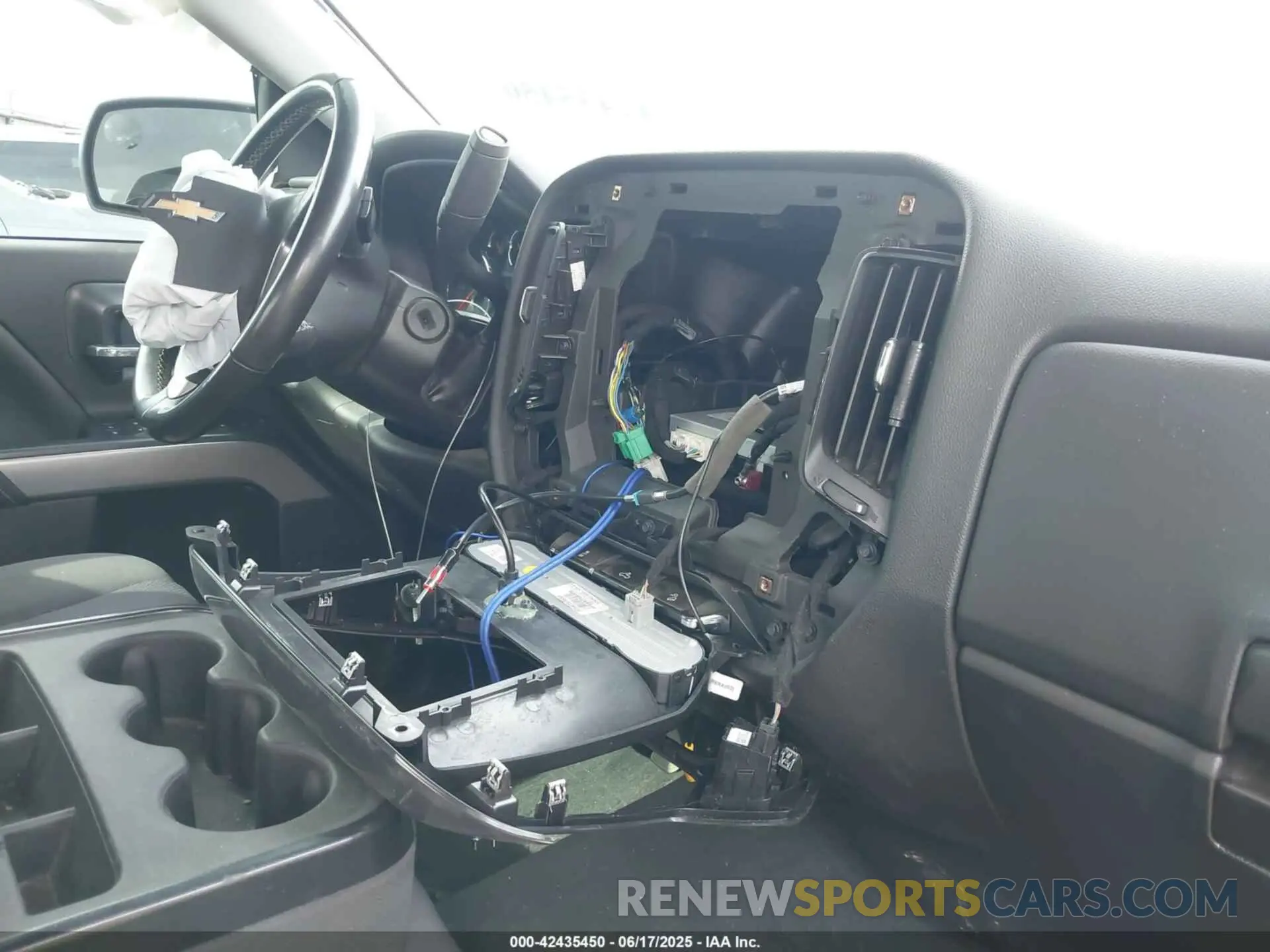 18 Photograph of a damaged car 2GCVKPEC9K1148876 CHEVROLET SILVERADO 1500 LD 2019