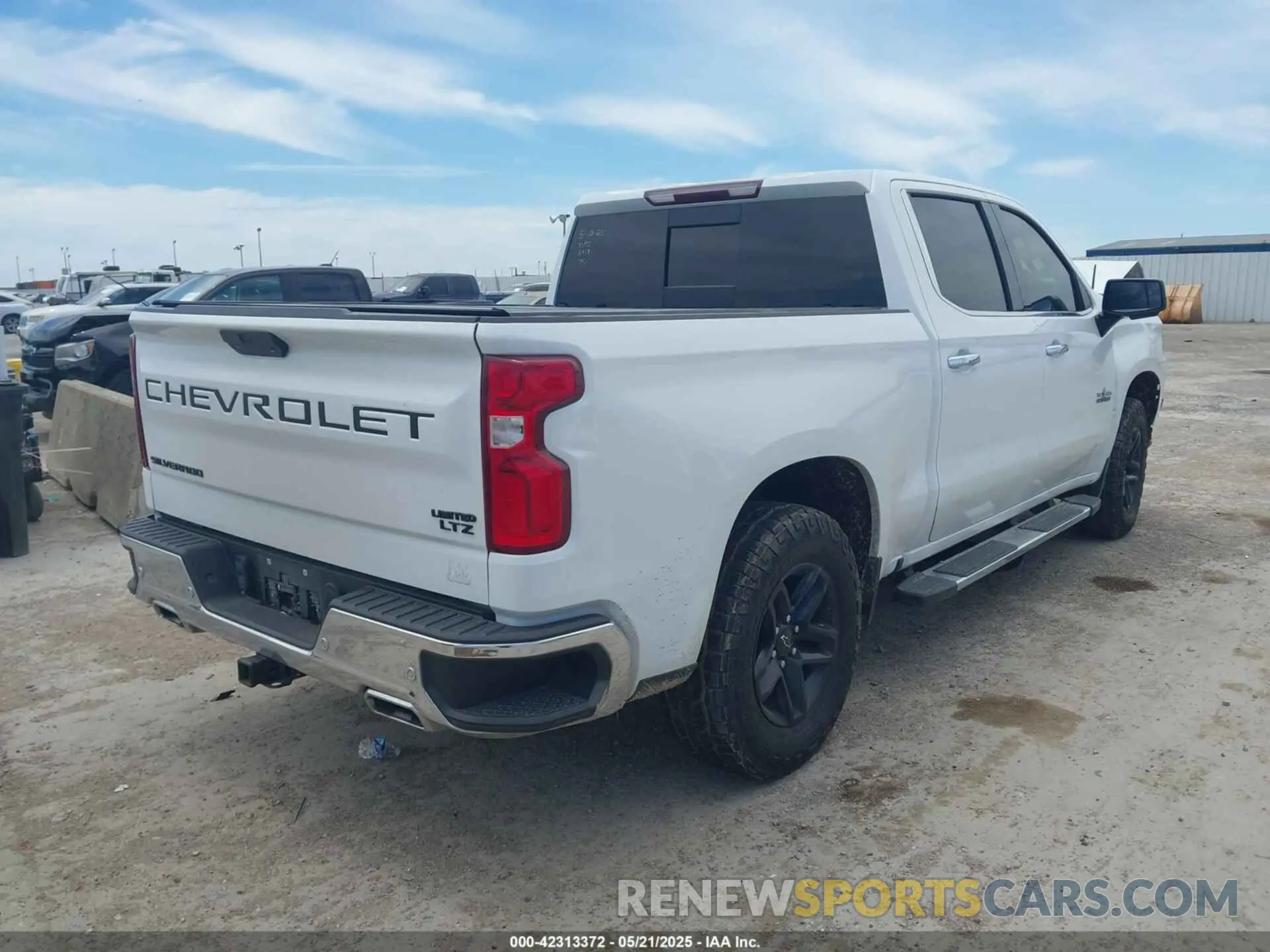 4 Photograph of a damaged car 1GCUYGEL6NZ205945 CHEVROLET SILVERADO 1500 LTD 2022