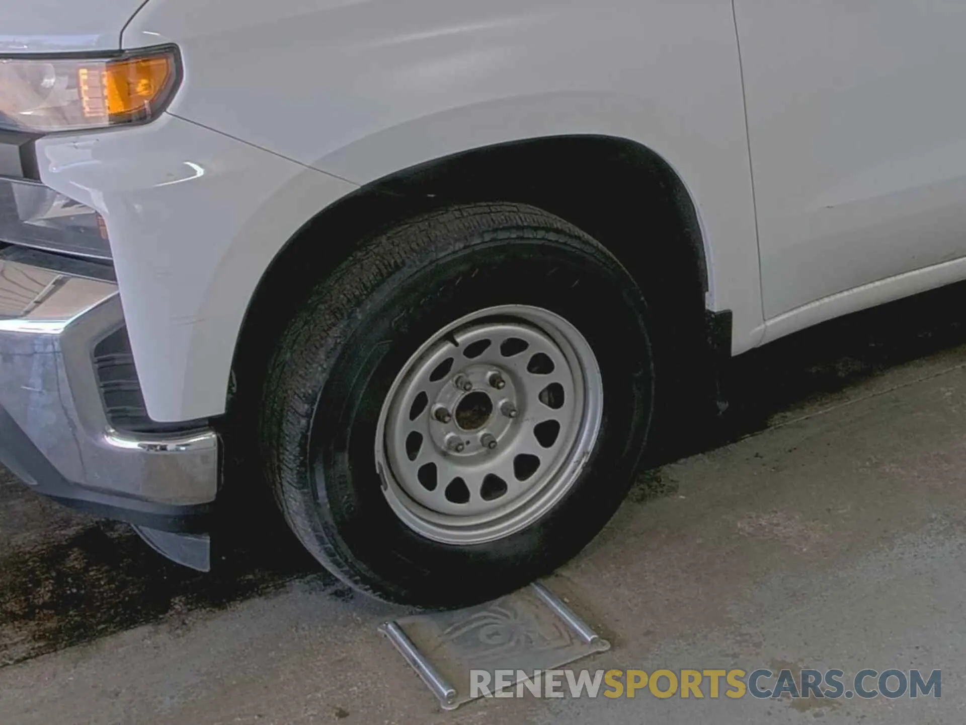 13 Photograph of a damaged car 1GCRWAEH0KZ412282 CHEVROLET SILVERADO 2019