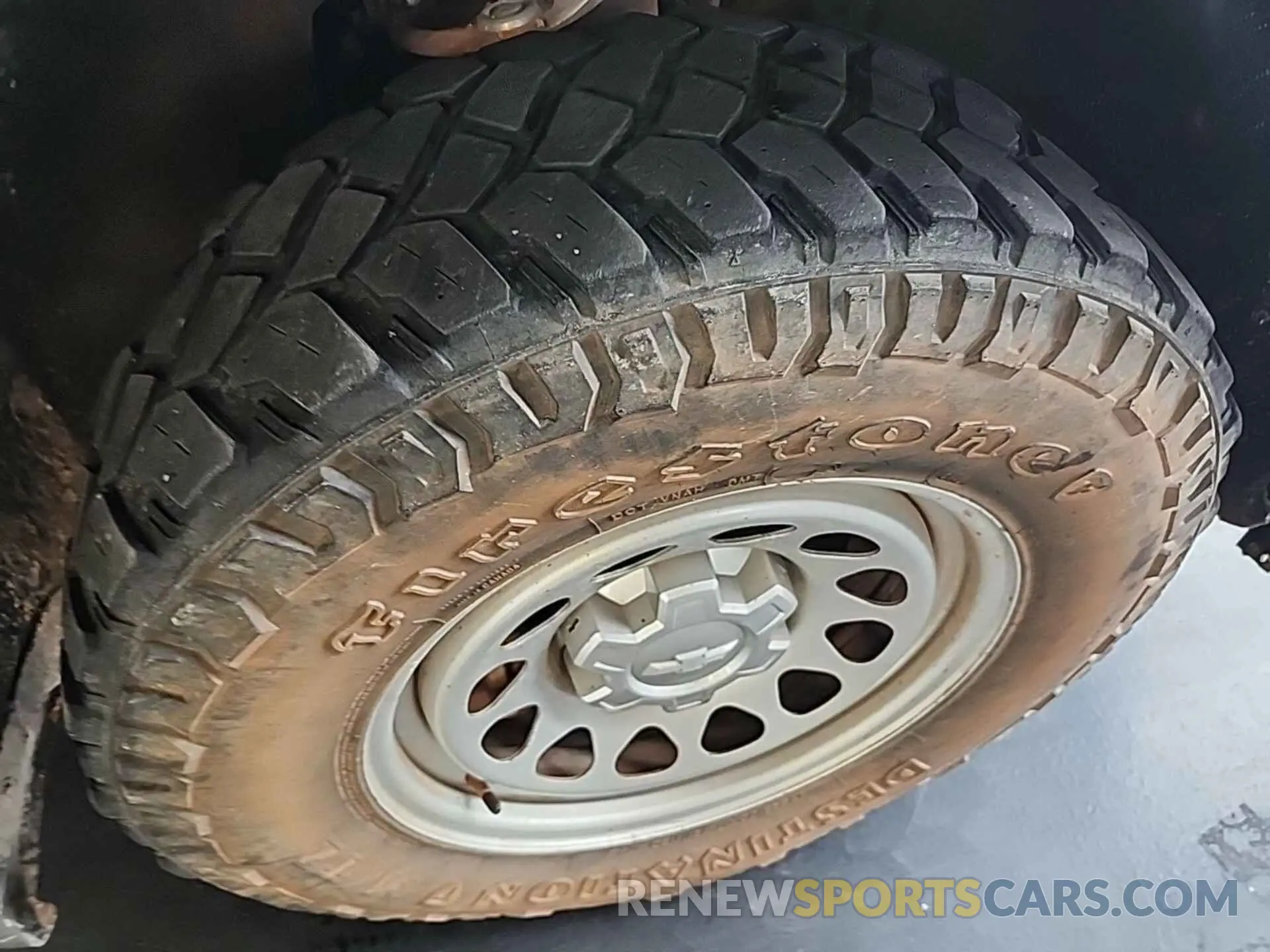 32 Photograph of a damaged car 1GCRYAEF8KZ369688 CHEVROLET SILVERADO 2019