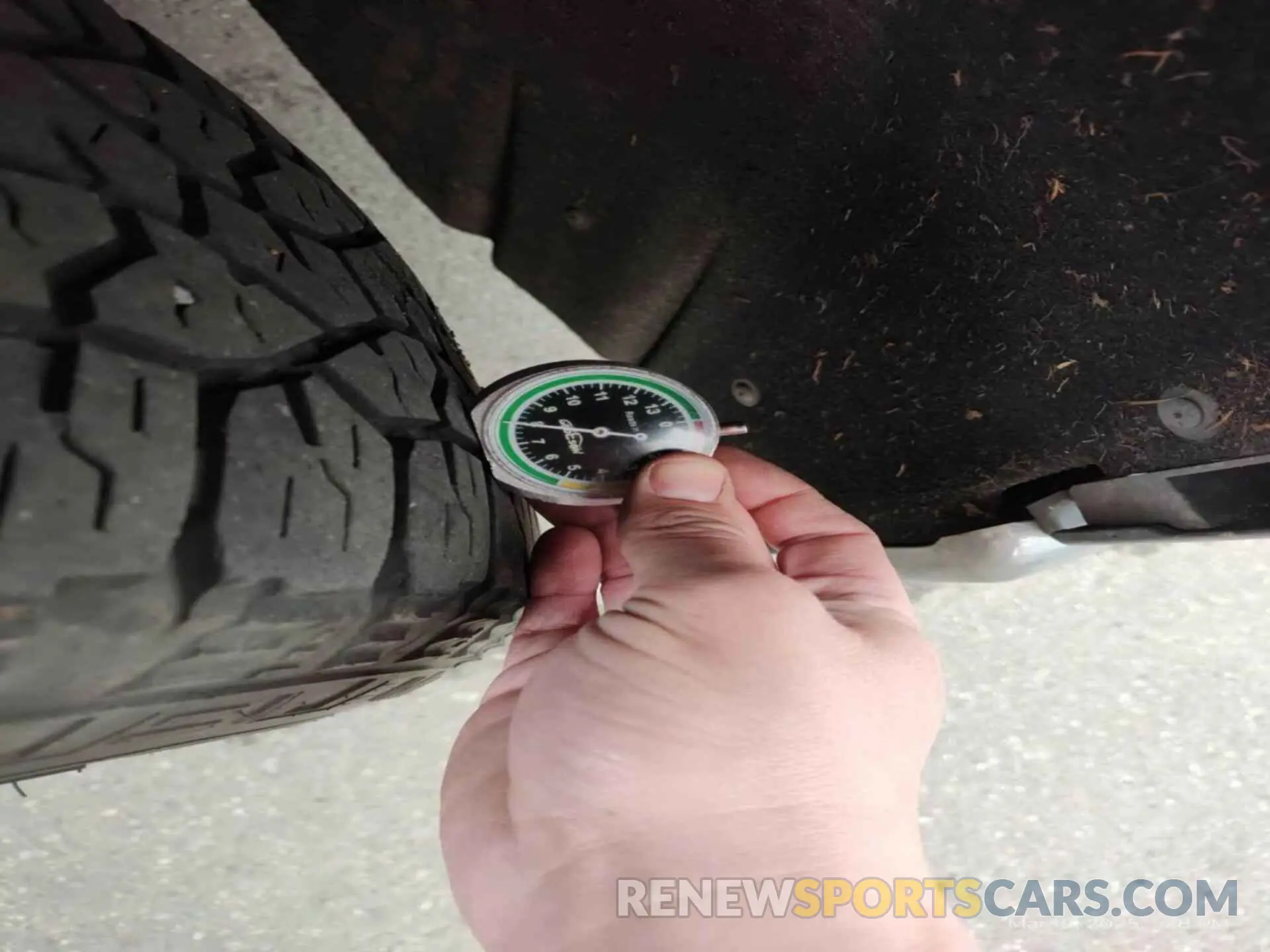 33 Photograph of a damaged car 1GCUYDED4KZ275219 CHEVROLET SILVERADO 2019
