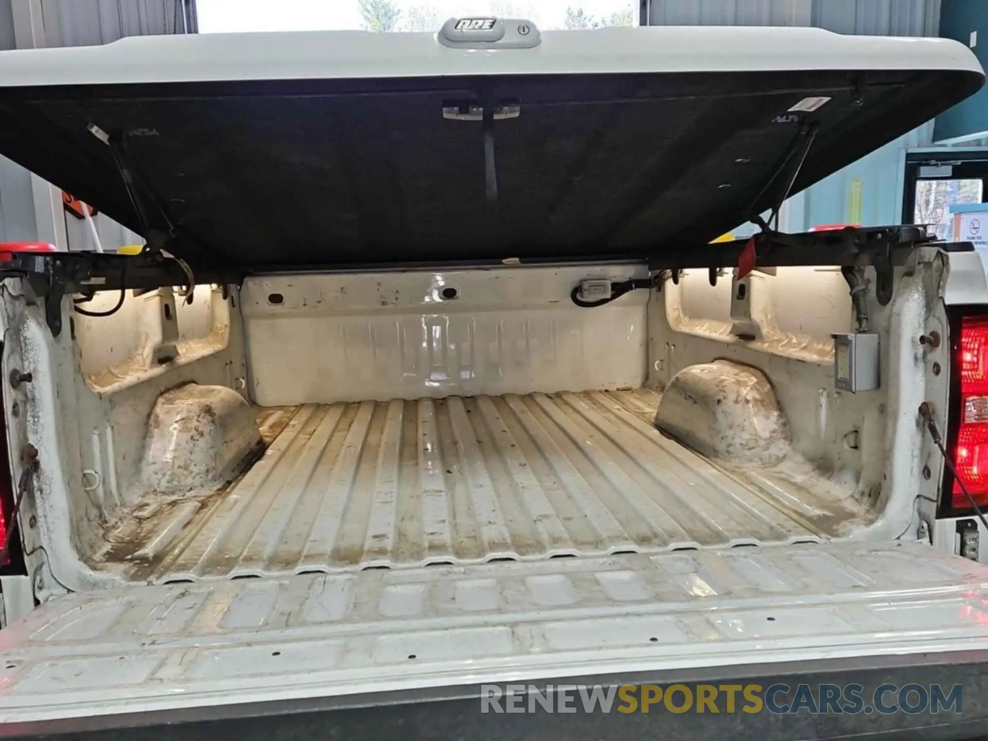 33 Photograph of a damaged car 2GC2KREG1K1186409 CHEVROLET SILVERADO 2019