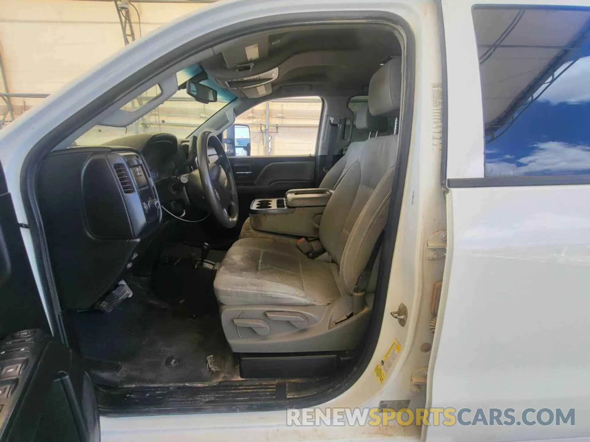 32 Photograph of a damaged car 2GC2KREG8K1209197 CHEVROLET SILVERADO 2019
