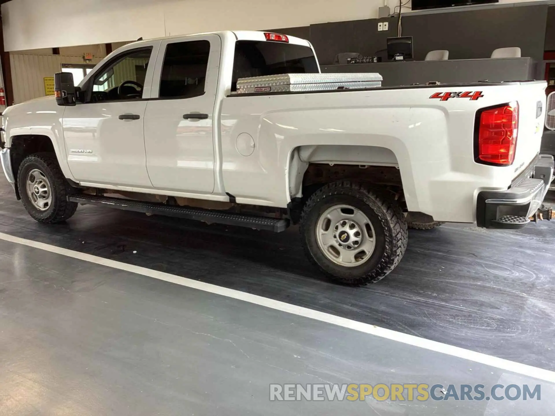 8 Photograph of a damaged car 2GC2KREG9K1155599 CHEVROLET SILVERADO 2019