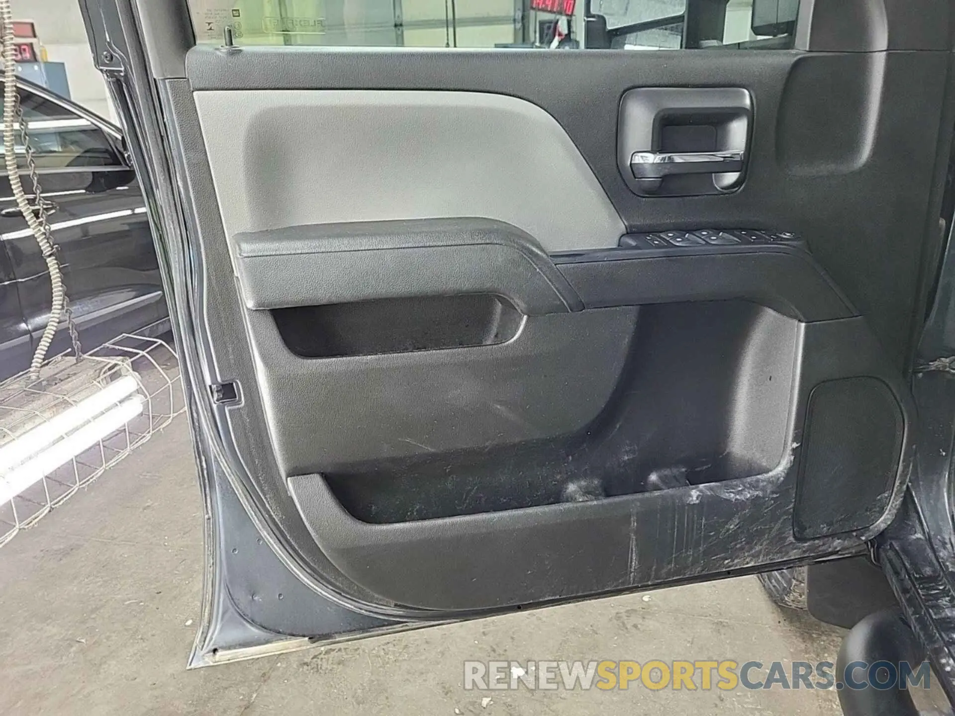 5 Photograph of a damaged car 2GC2KREG9K1158633 CHEVROLET SILVERADO 2019