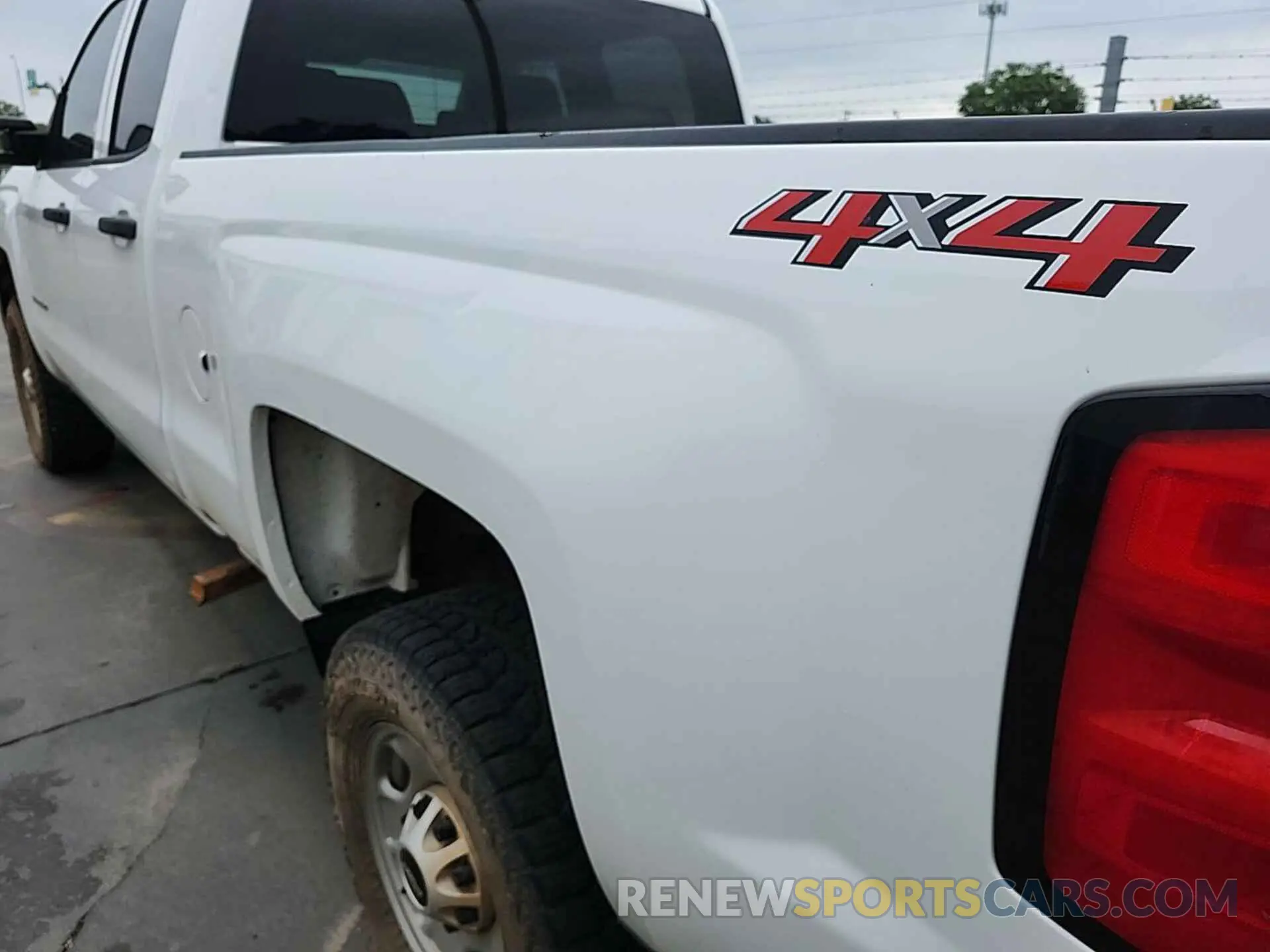 18 Photograph of a damaged car 2GC2KREGXK1175330 CHEVROLET SILVERADO 2019