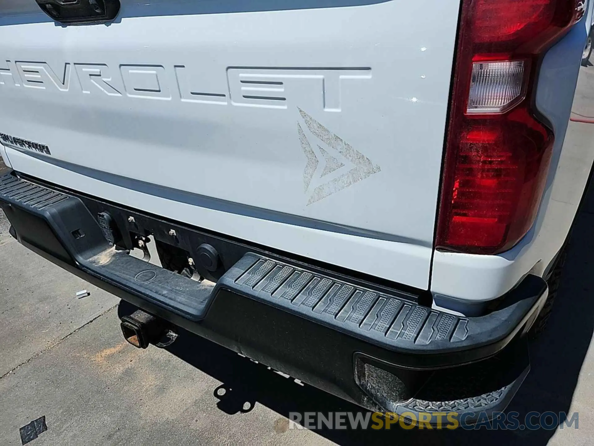 28 Photograph of a damaged car 1GC2YLE72LF233422 CHEVROLET SILVERADO 2020