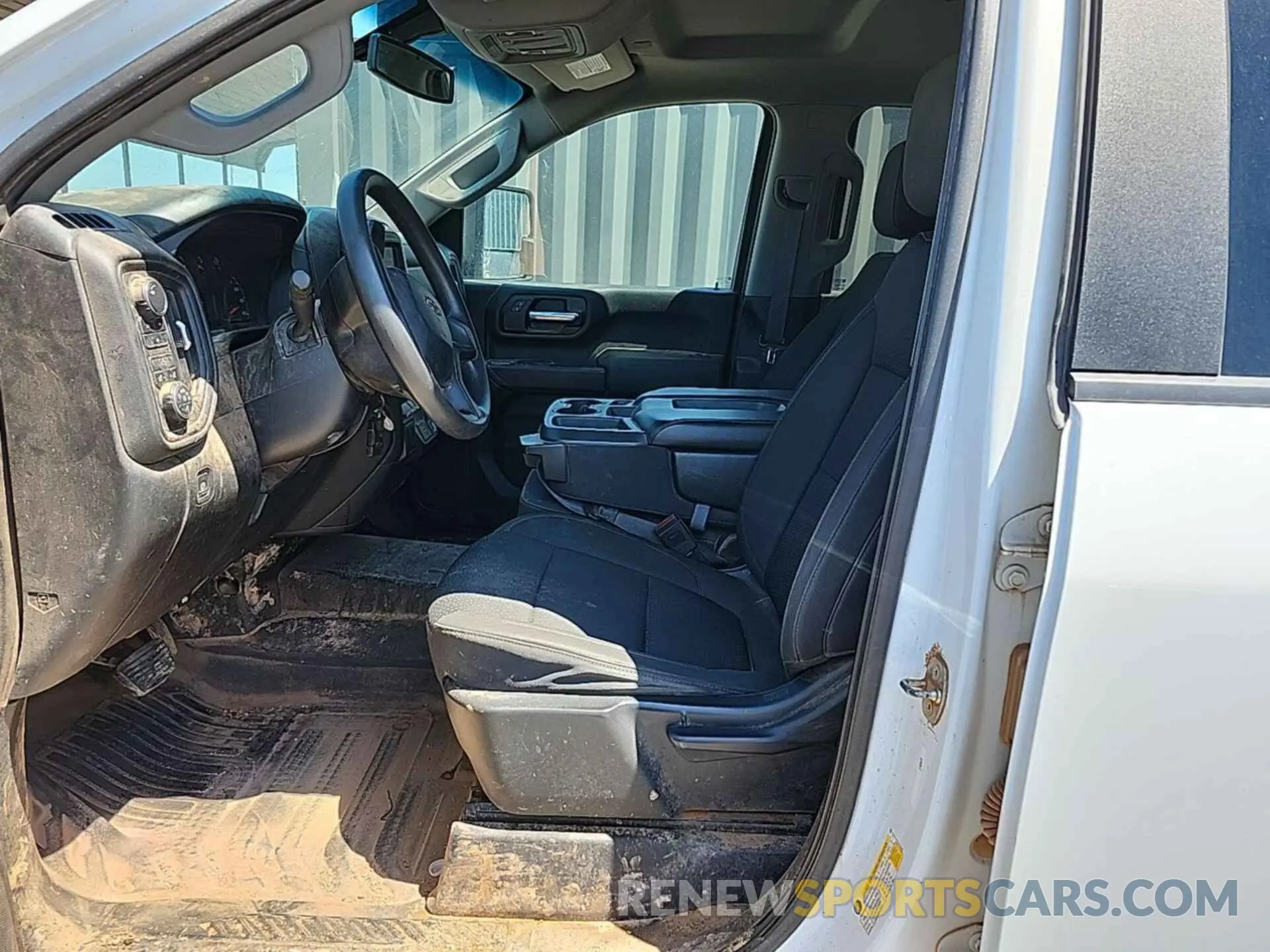 29 Photograph of a damaged car 1GC2YLE72LF233422 CHEVROLET SILVERADO 2020