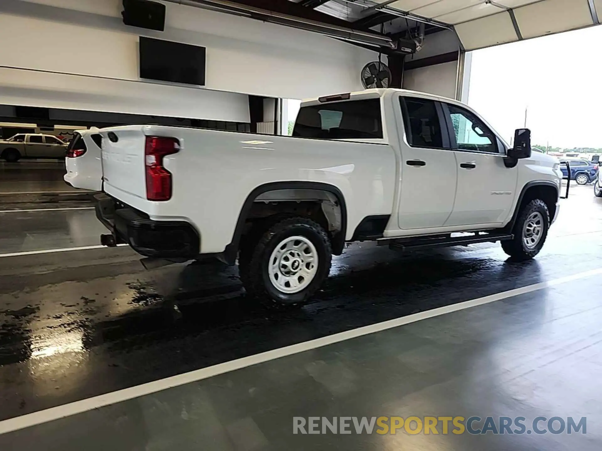 24 Photograph of a damaged car 1GC2YLE76LF233469 CHEVROLET SILVERADO 2020