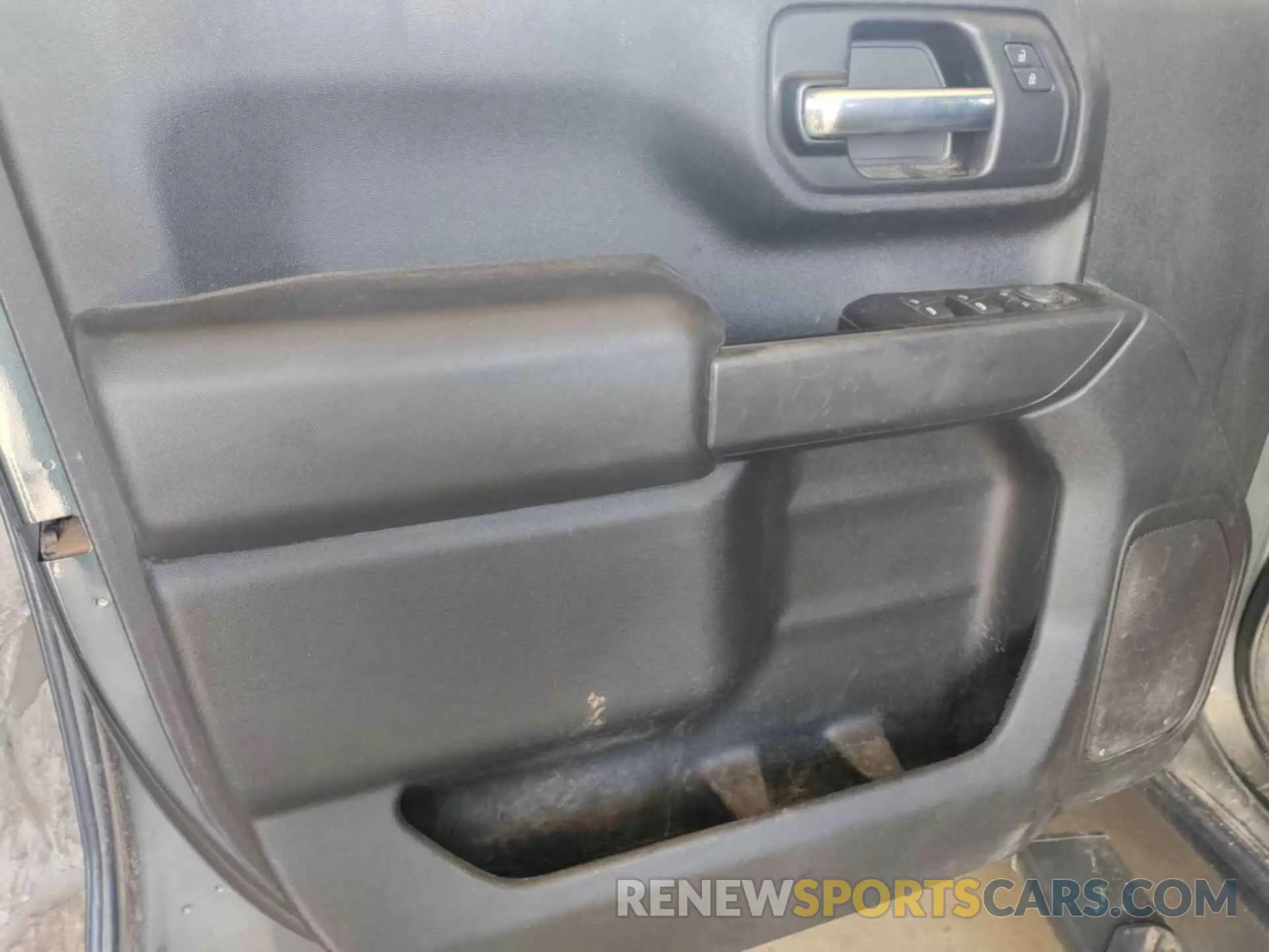 3 Photograph of a damaged car 1GC2YLE79LF220053 CHEVROLET SILVERADO 2020