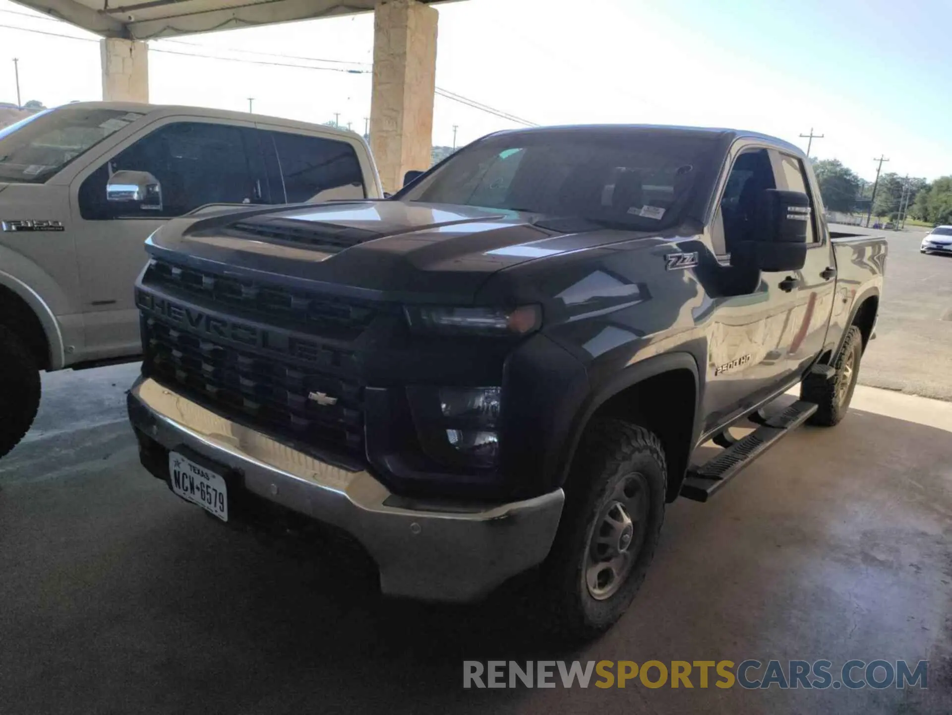 4 Photograph of a damaged car 1GC2YLE79LF220053 CHEVROLET SILVERADO 2020