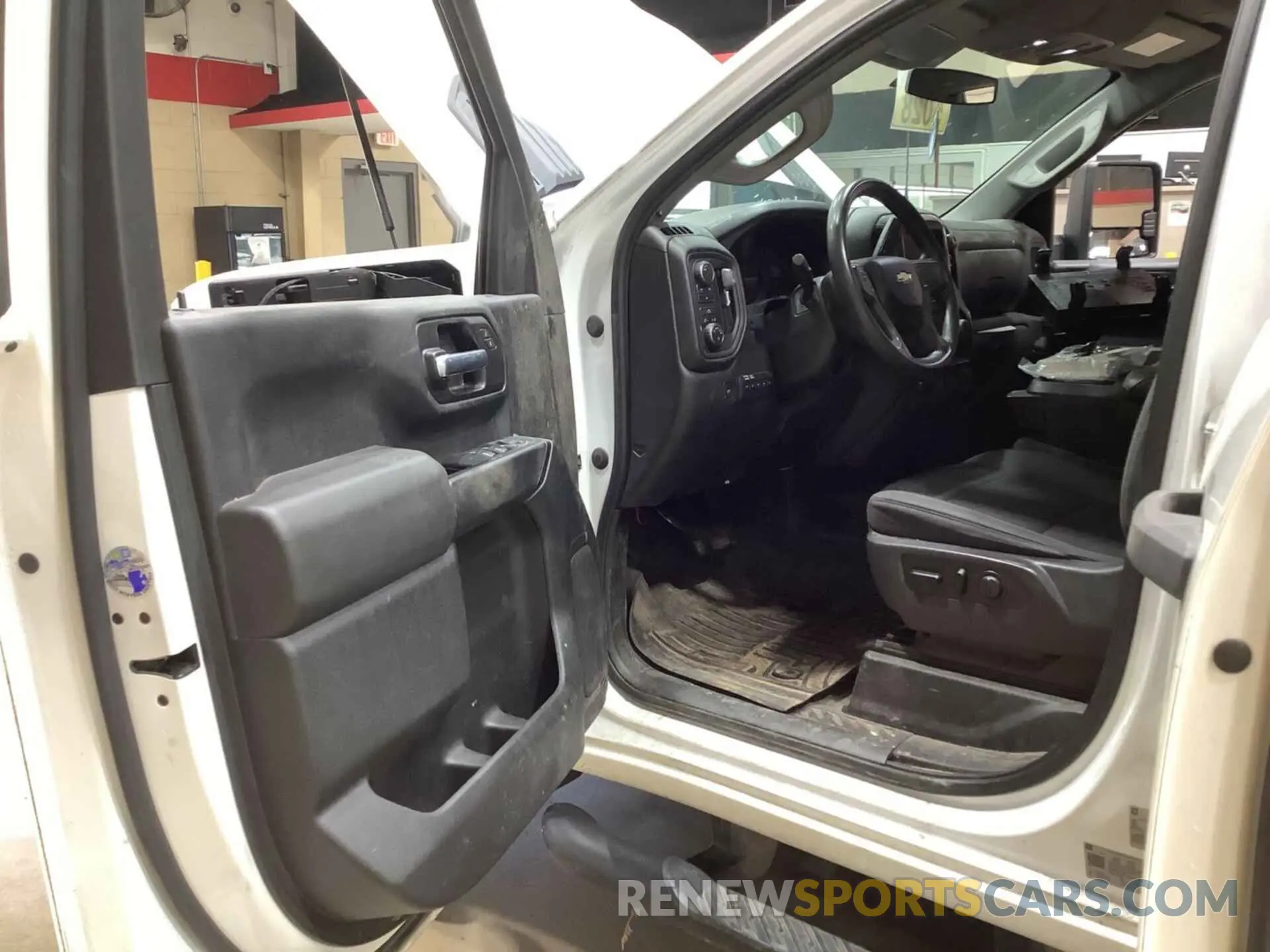 9 Photograph of a damaged car 1GC2YLE79LF265820 CHEVROLET SILVERADO 2020