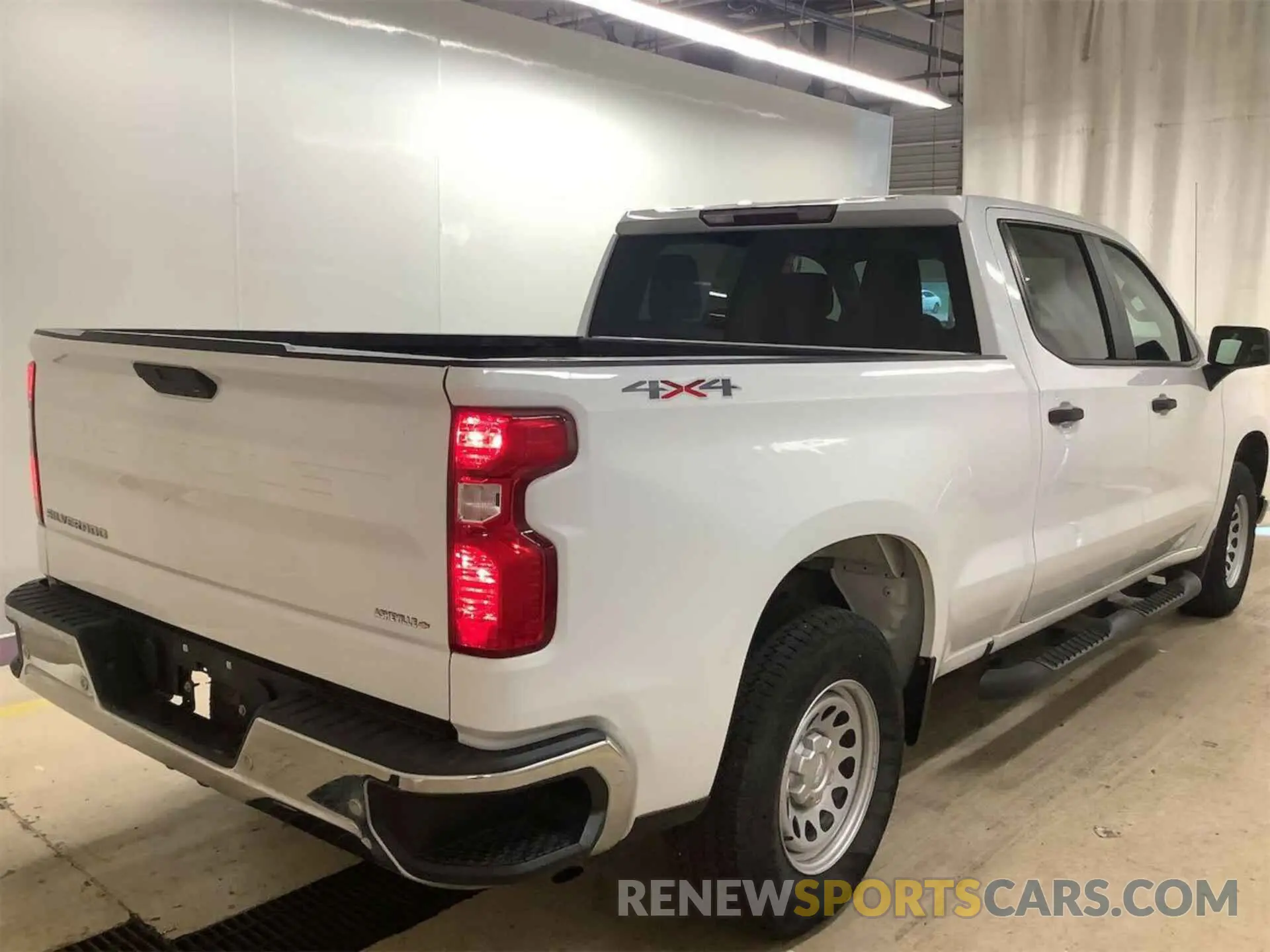 18 Photograph of a damaged car 1GCPYAEH8LZ235371 CHEVROLET SILVERADO 2020