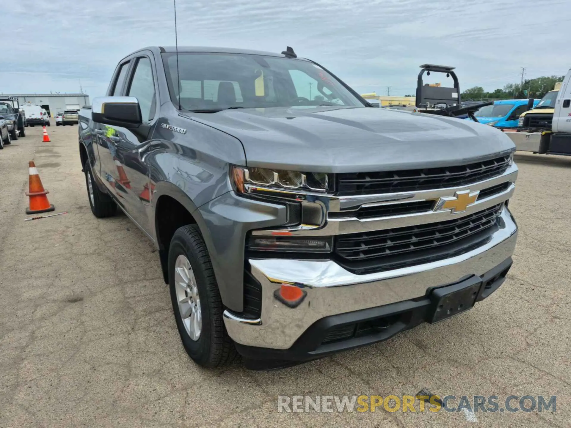 18 Photograph of a damaged car 1GCRYDED5LZ165111 CHEVROLET SILVERADO 2020