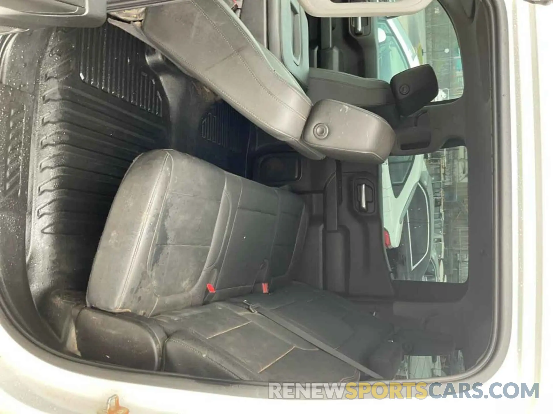 4 Photograph of a damaged car 1GCUYAEF5LZ177401 CHEVROLET SILVERADO 2020