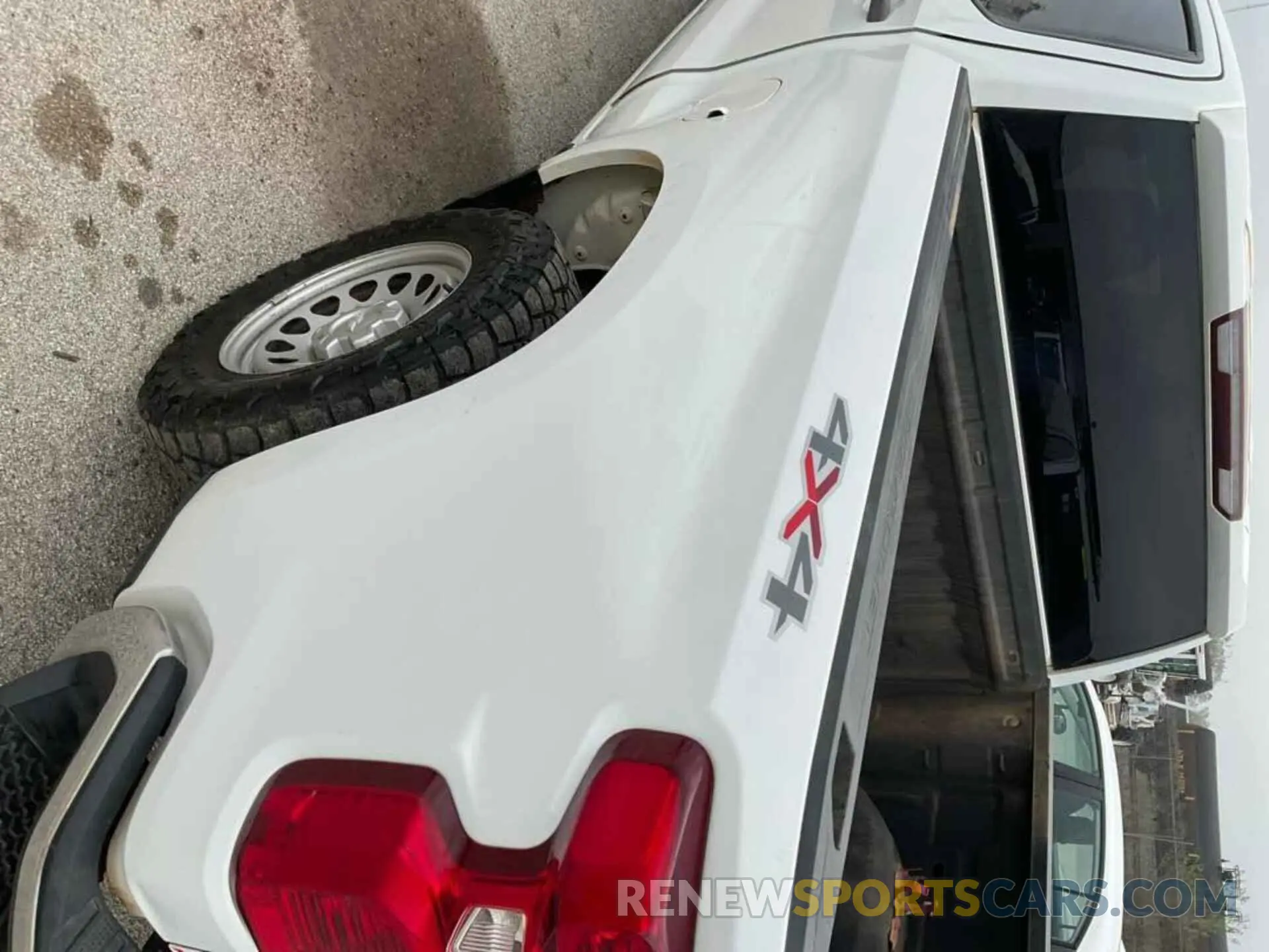 5 Photograph of a damaged car 1GCUYAEF5LZ177401 CHEVROLET SILVERADO 2020