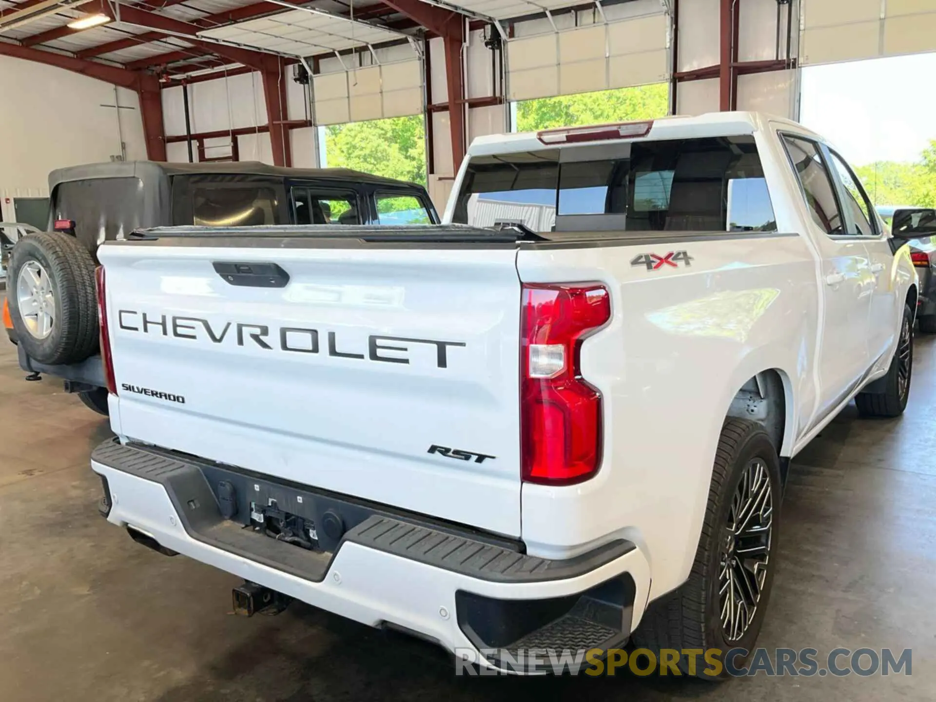31 Photograph of a damaged car 3GCUYEEL0LG216506 CHEVROLET SILVERADO 2020