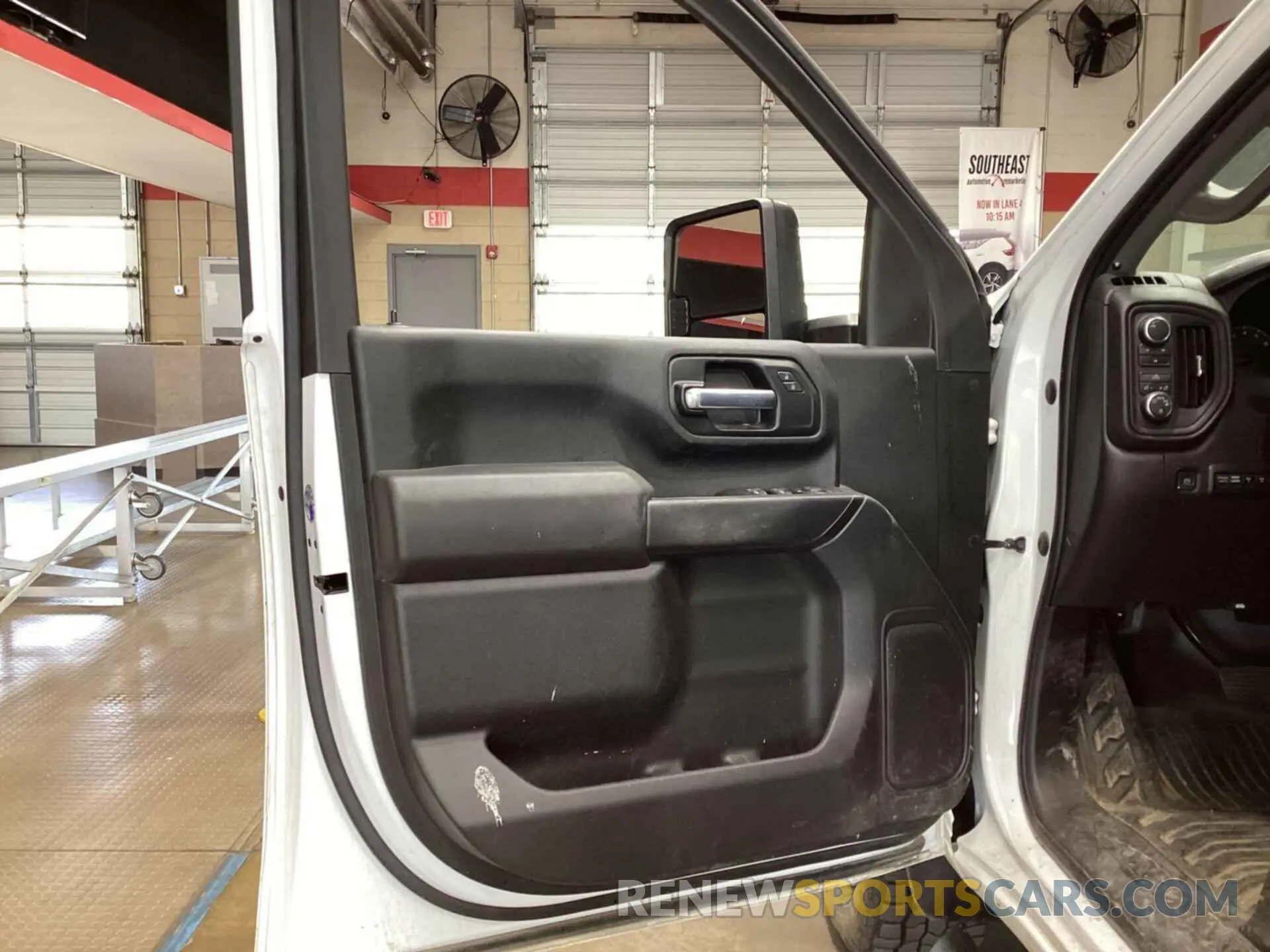18 Photograph of a damaged car 1GC2YLE72MF157119 CHEVROLET SILVERADO 2021
