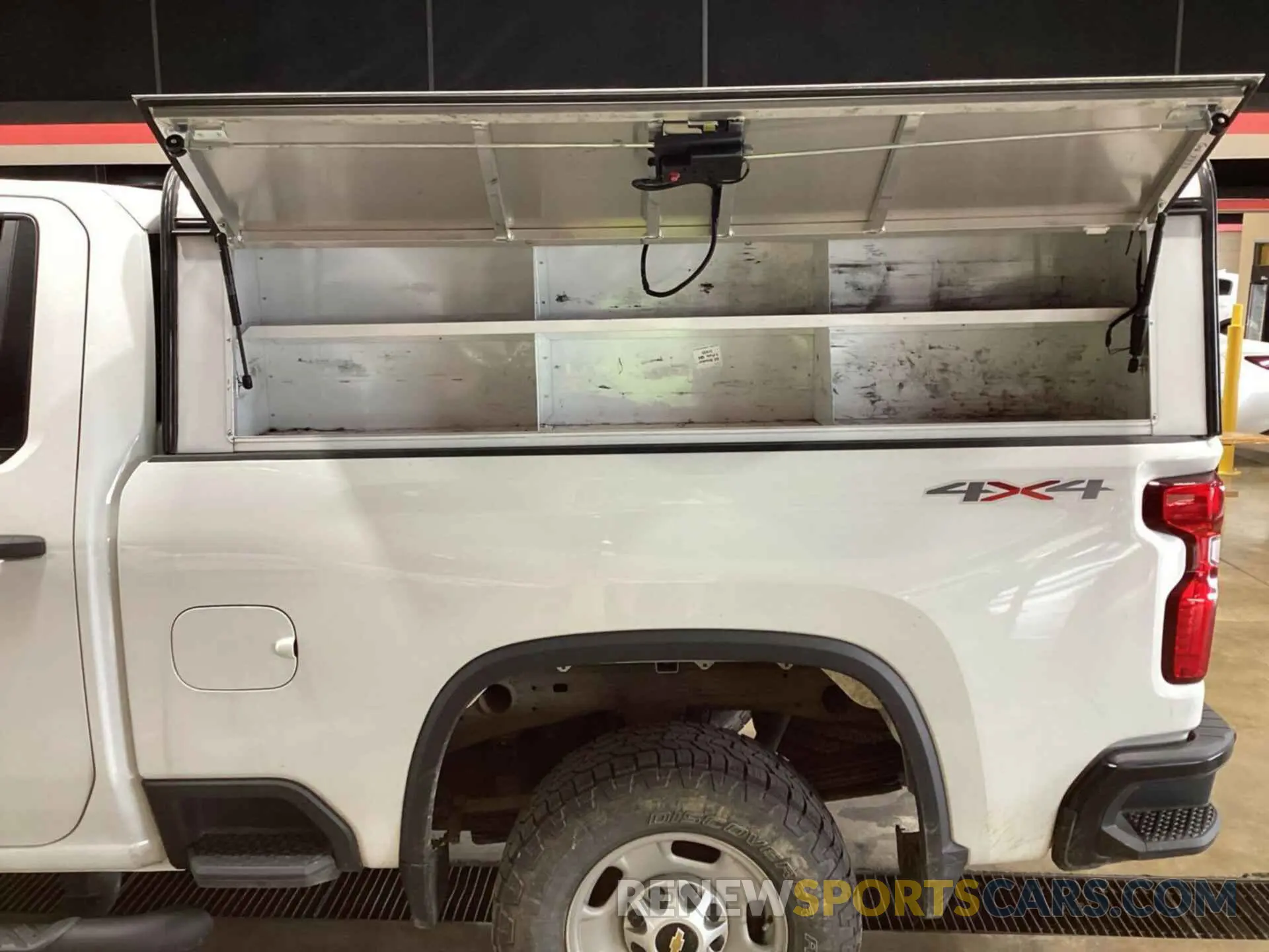 8 Photograph of a damaged car 1GC2YLE72MF157119 CHEVROLET SILVERADO 2021