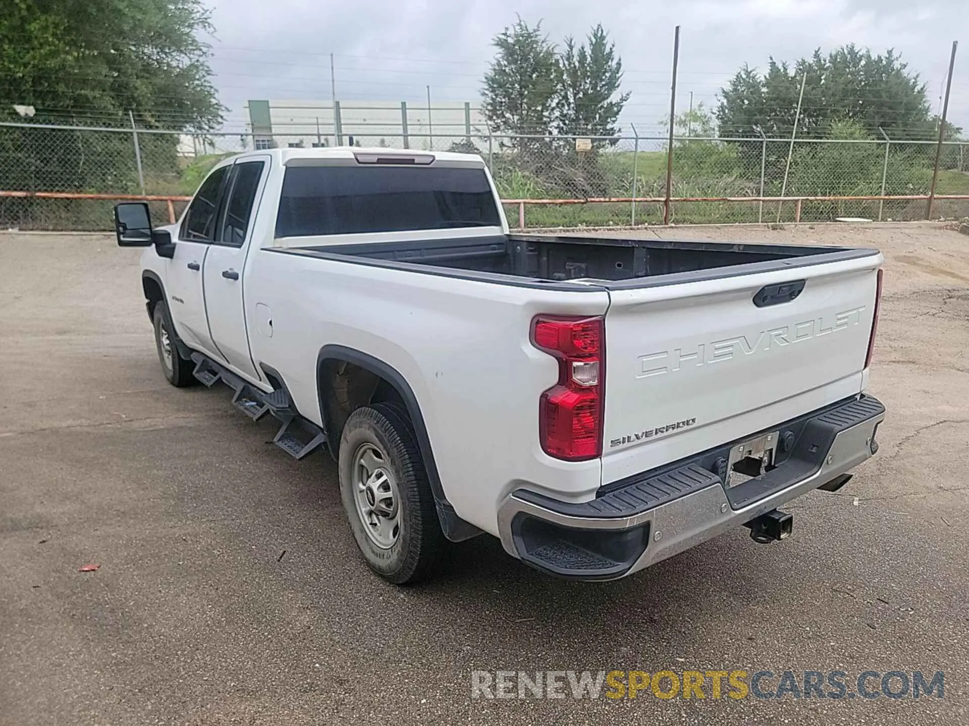 4 Photograph of a damaged car 1GC2YLE75NF255806 CHEVROLET SILVERADO 2022