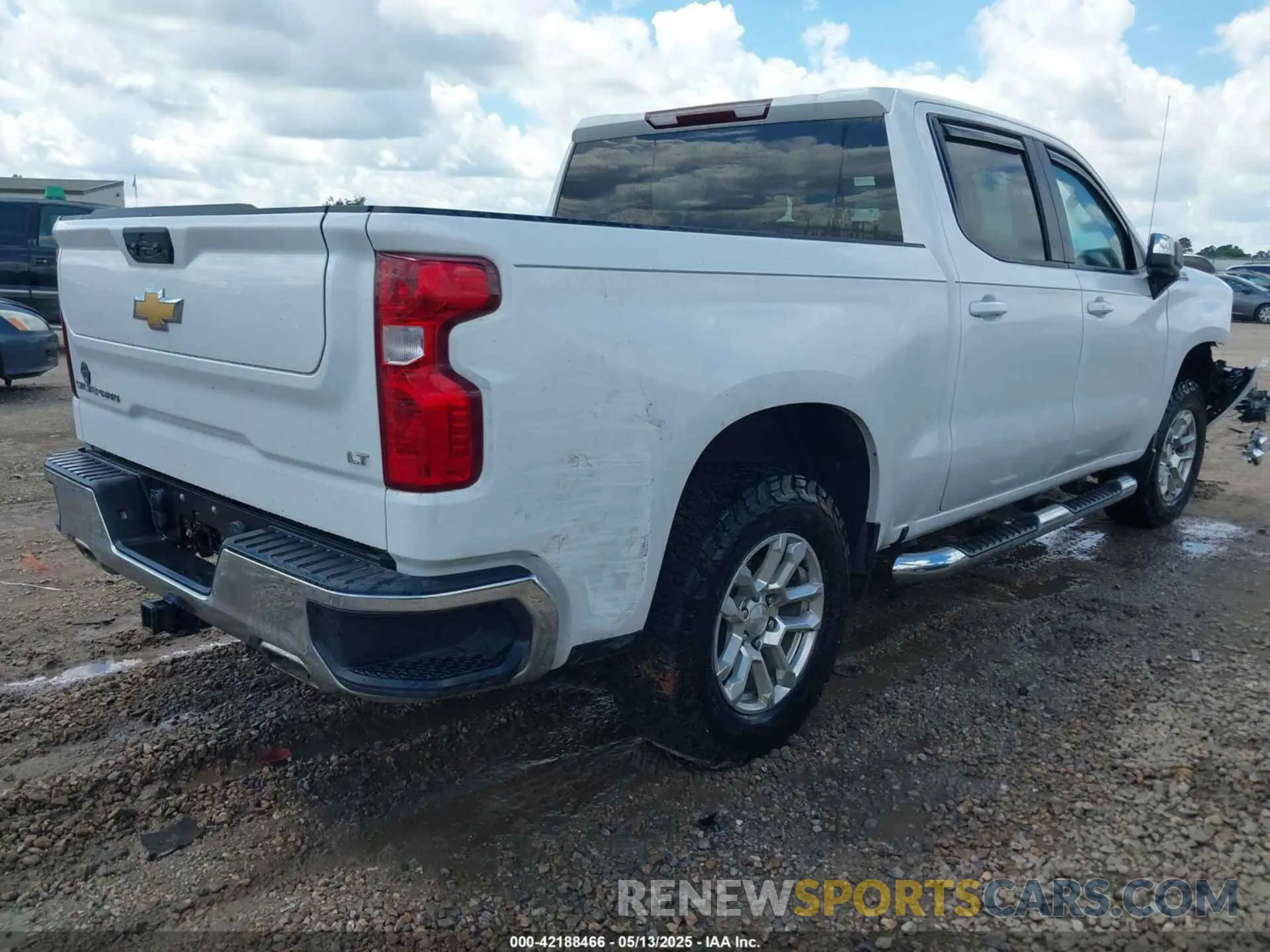 4 Photograph of a damaged car 2GCUDDED0N1513978 CHEVROLET SILVERADO 2022