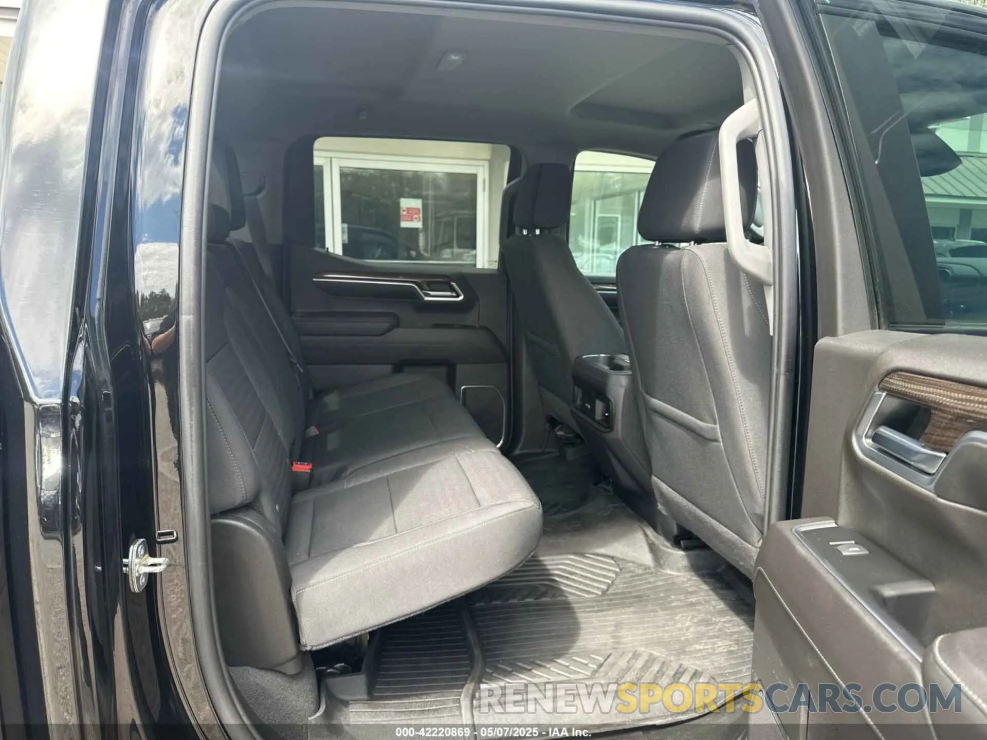 8 Photograph of a damaged car 3GCUDDED3NG512105 CHEVROLET SILVERADO 2022
