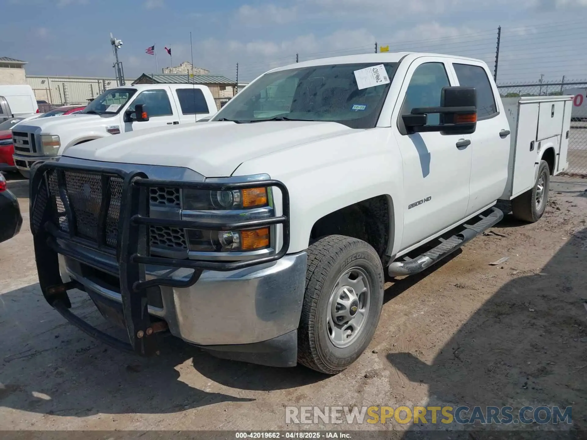 2 Photograph of a damaged car 1GC1CREG1KF136045 CHEVROLET SILVERADO 2500HD 2019