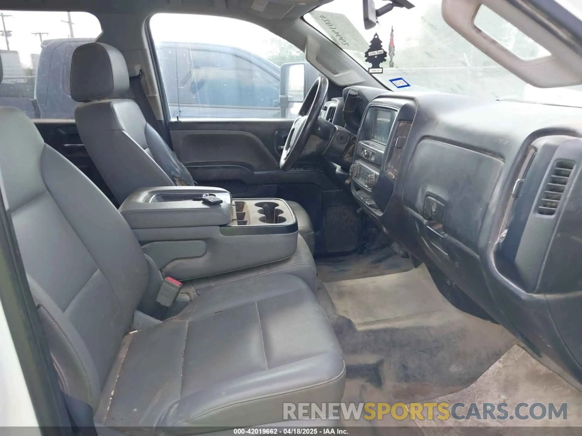 5 Photograph of a damaged car 1GC1CREG1KF136045 CHEVROLET SILVERADO 2500HD 2019